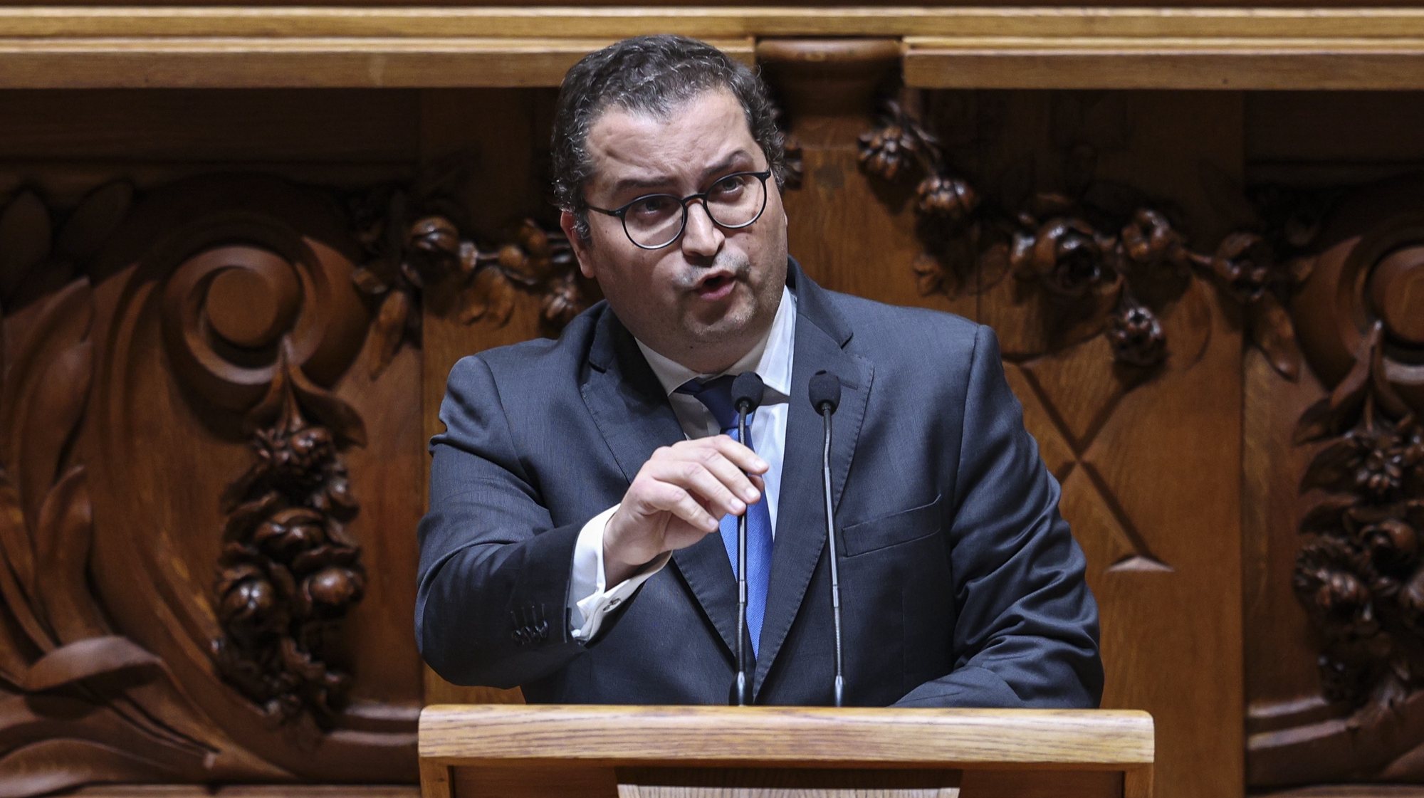 O deputado do Partido Social Democrata (PSD), Joaquim Miranda Sarmento, intervém durante o debate parlamentar de discussão e aprovação do Orçamento do Estado para 2024 na Assembleia da República em Lisboa, 31 de outubro de 2023. MIGUEL A. LOPES/LUSA