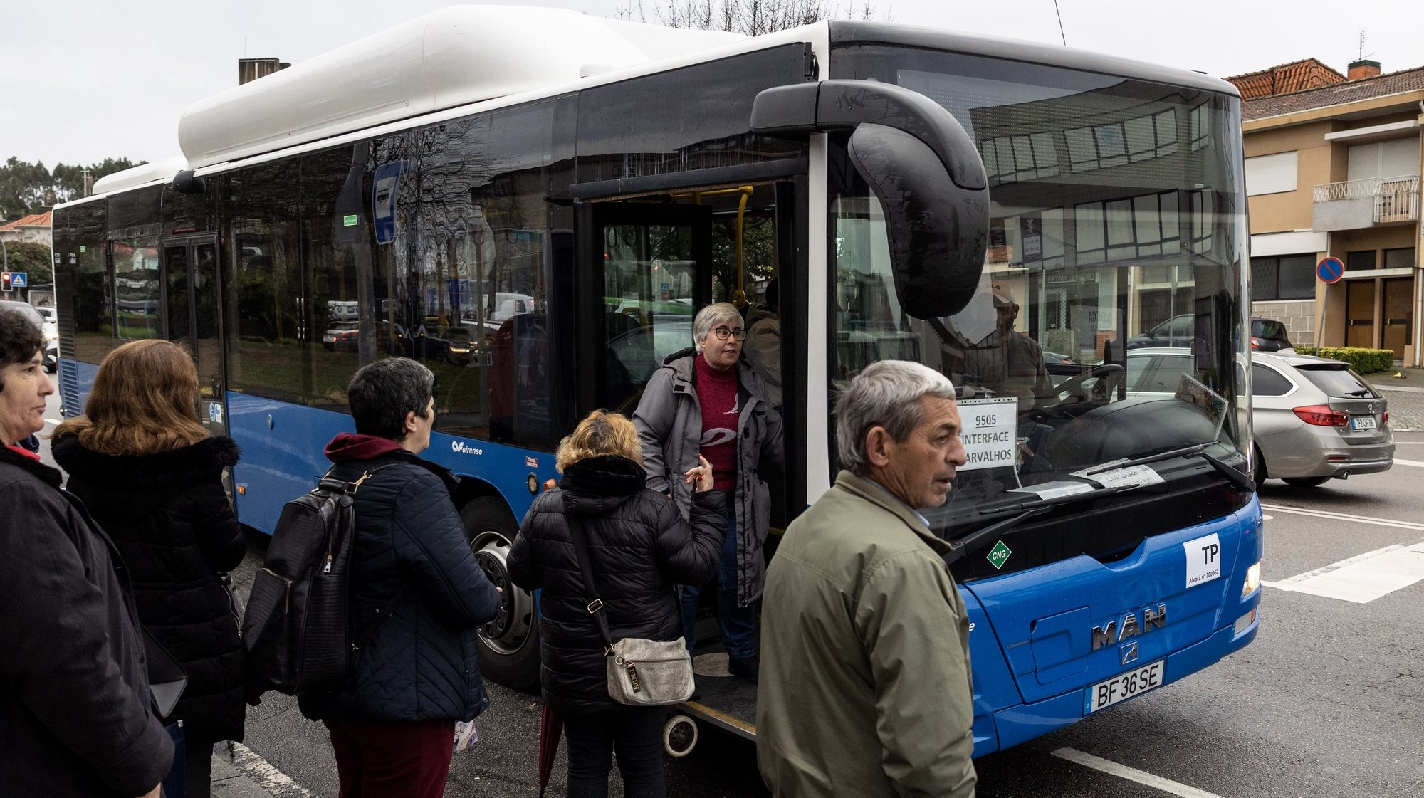 Utentes da nova rede de autocarros da Área Metropolitana do Porto - Unir, à entrada para um autocarro em Vila Nova de Gaia, 03 de janeiro de 2024. (ACOMPANHA TEXTO DA LUSA DE 04 DE JANEIRO DE 2024). JOSÉ COELHO/LUSA