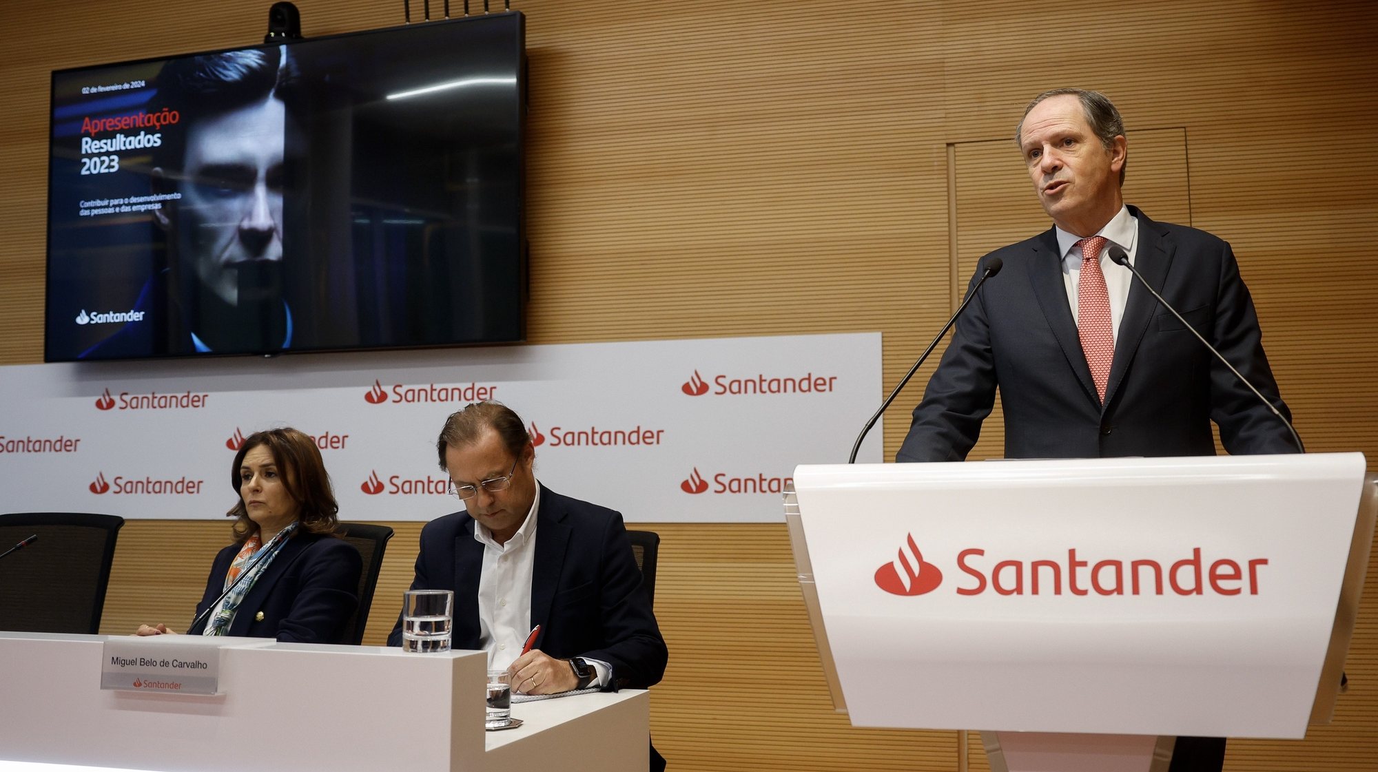 O CEO do Santander Portugal, Pedro Castro e Almeida, intervém durante a apresentação dos resultados de 2023, na sede do banco, em Lisboa, 02 de fevereiro de 2024. ANTÓNIO PEDRO SANTOS/LUSA