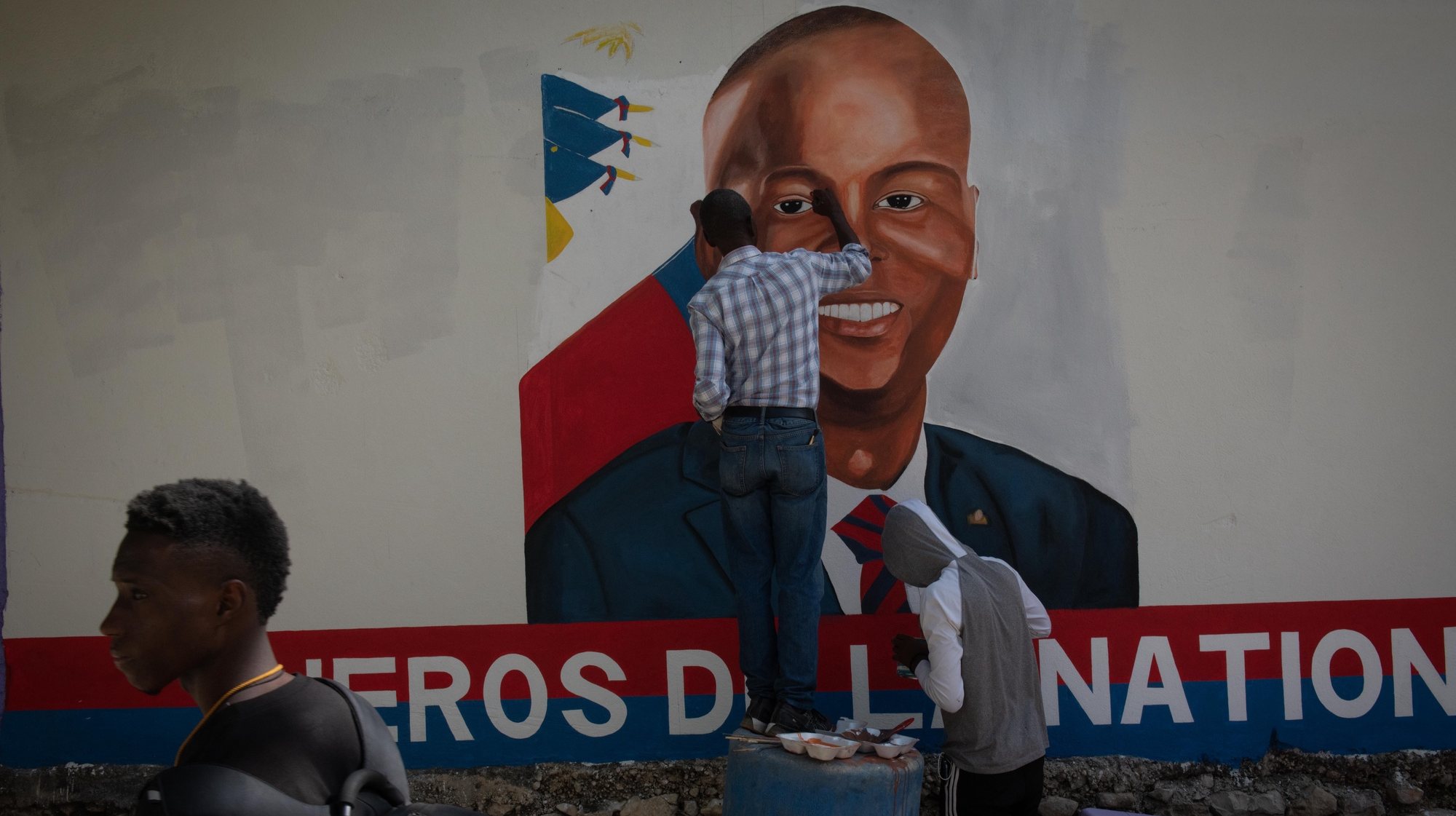 epa10733082 A person paints a portrait of Haiti&#039;s late President Jovenel Moise on a wall as Haitians commemorate the second anniversary of his assassination in Port-au-Prince, Haiti, 07 July 2023. The investigation into Moise&#039;s assassination remains stalled as the country commemorates the second anniversary of his death. Moise was murdered at his private residence in Petion-Ville, near the capital city, by a group of armed men on 07 July 2021.  EPA/Johnson Sabin