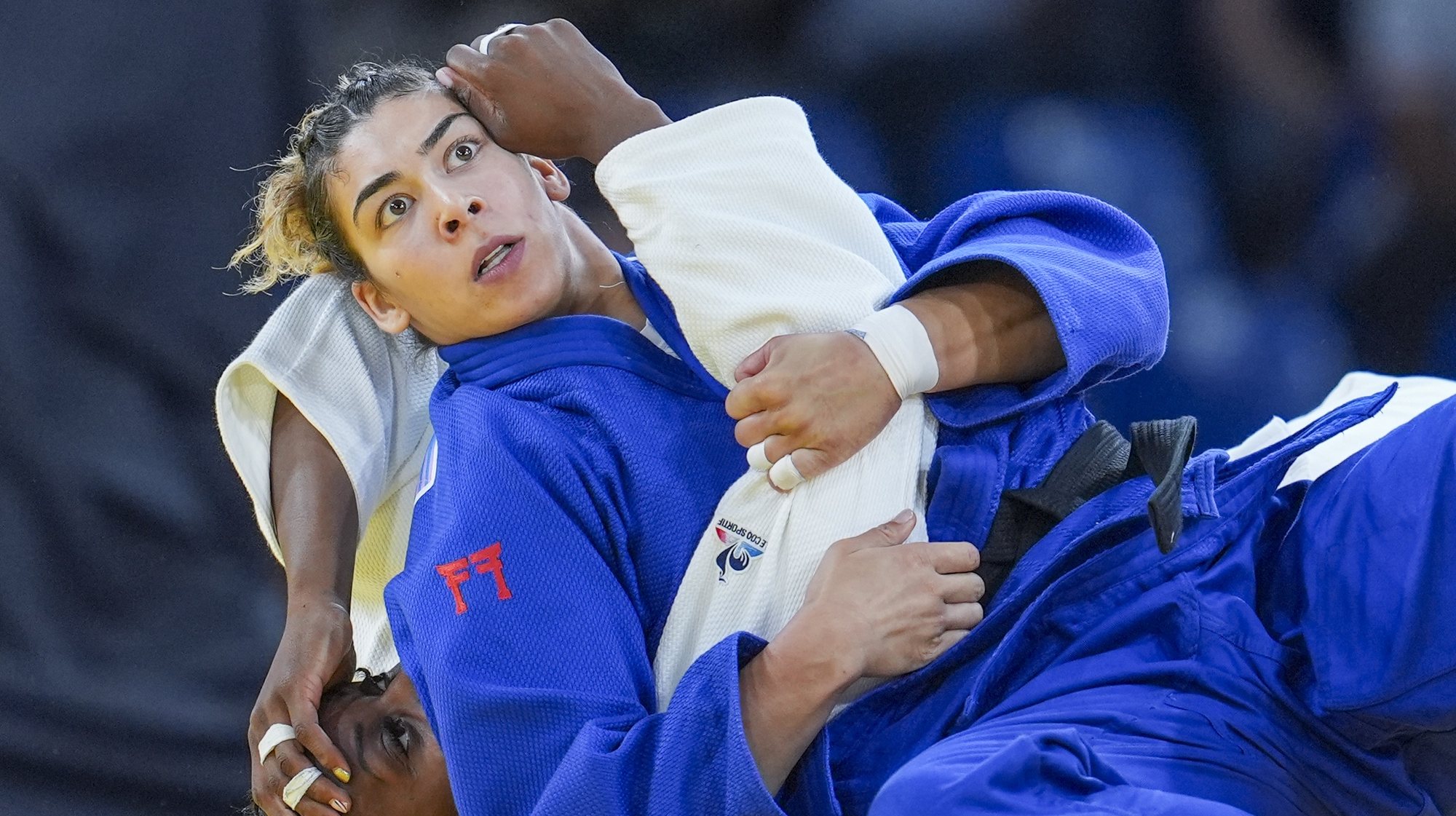 A judoca portuguesa Patrícia Sampaio (D) durante o combate frente à judoca francesa  Madeleine Malinga (E) na segunda ronda do torneio de Judo a contar para os Jogos Olímpicos de Paris, em Paris, França, 01 de agosto de 2024. HUGO DELGADO/LUSA