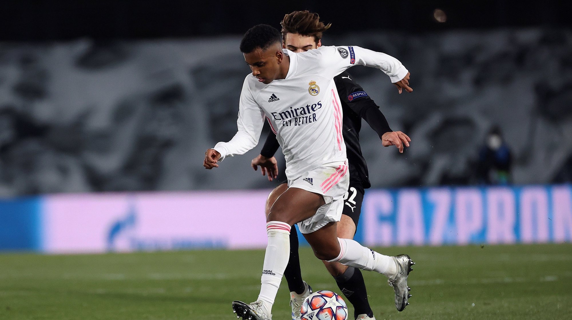 epa08873253 Real Madrid&#039;s winger Rodrygo Goes in action  during the UEFA Champions League group B soccer match between Real Madrid and Borussia Monchengladbach at Alfredo Di Stefano stadium in Madrid, Spain, 09 December 2020.  EPA/JUANJO MARTIN