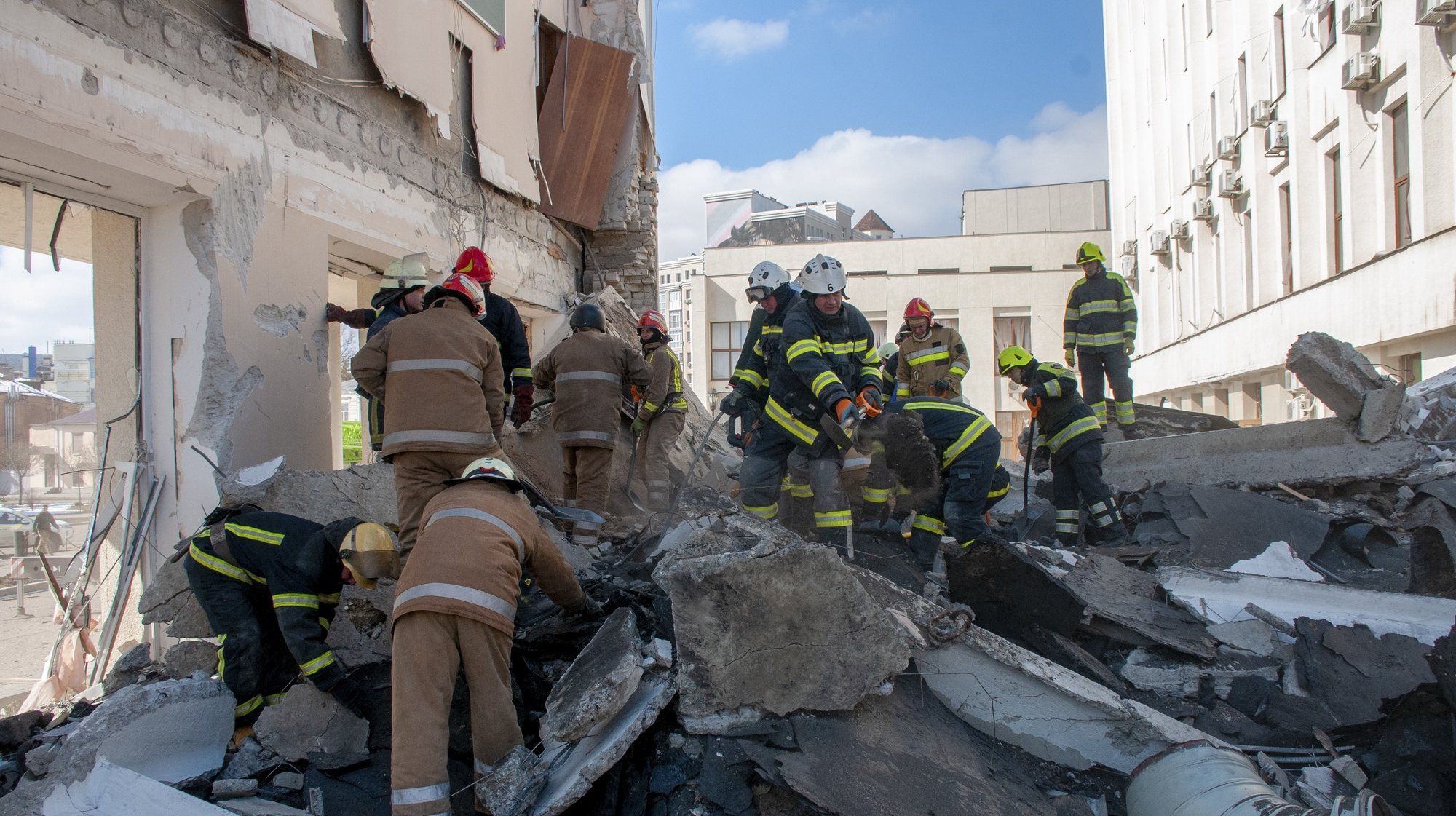 epaselect epa09834418 Ukrainian rescuers clean the debris of a shelled building in Kharkiv, Ukraine, 18 March 2022. One person was killed and another one was trapped under rubble. Russian troops entered Ukraine on 24 February resulting in fighting and destruction in the country, and triggering a series of announcements by Western countries to impose severe economic sanctions on Russia.  EPA/VASYL ZHLOBSKY