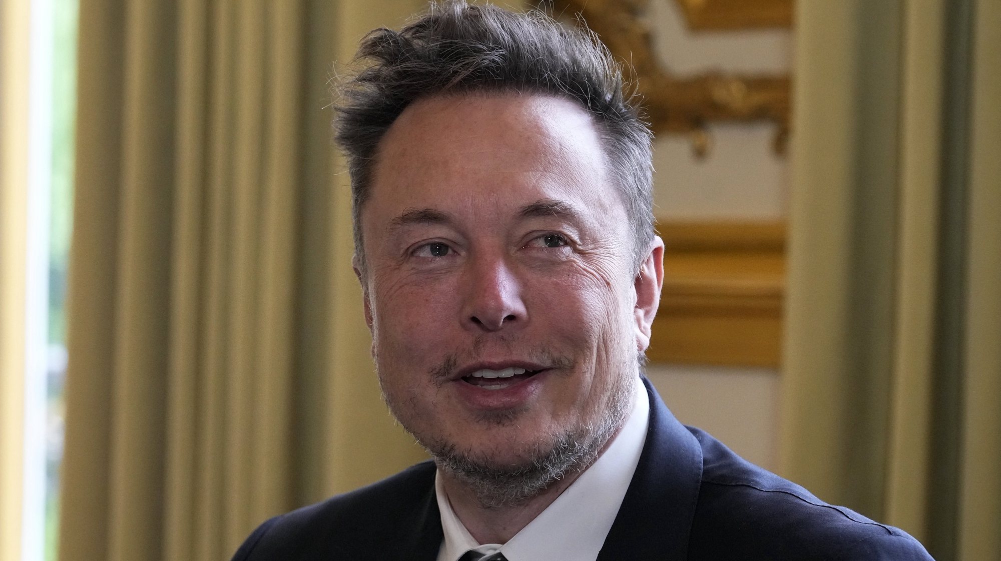 epa10629000 Twitter, now X. Corp, and Tesla CEO Elon Musk poses prior to his talks with French President Emmanuel Macron (not in picture), at the Elysee Palace in Paris, 15 May 2023. More than 200 international business leaders are expected 15 May to attend the &#039;Choose France&#039; event staged at the palace of Versailles in the afternoon to promote foreign investment.  EPA/MICHEL EULER / POOL MAXPPP OUT