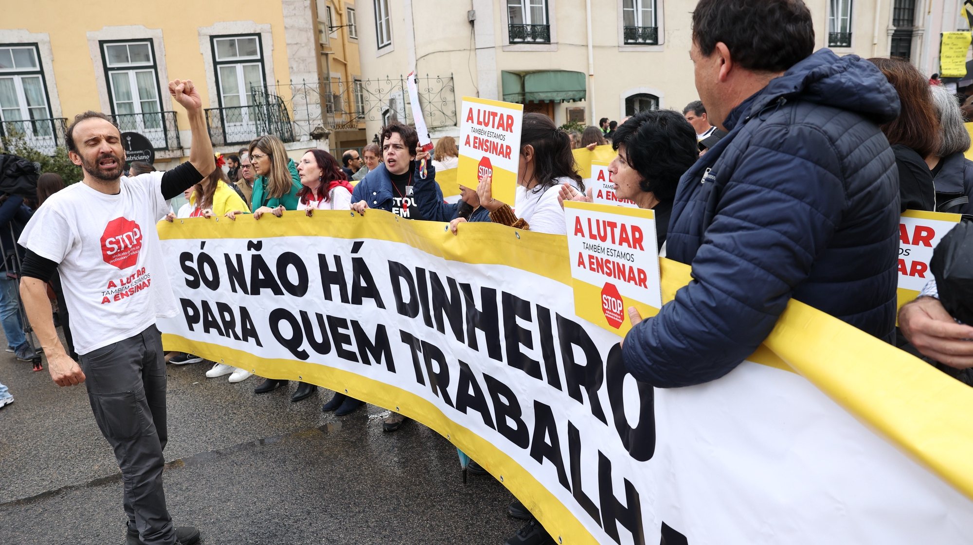 André Pestana, coordenador do STOP (Sindicato de Todos os Profissionais de Educação), durante uma manifestação junto à Assembleia da República contra a proposta de Orçamento do Estado de 2024 para a Educação, Lisboa, 29 de novembro de 2023. MANUEL DE ALMEIDA/LUSA