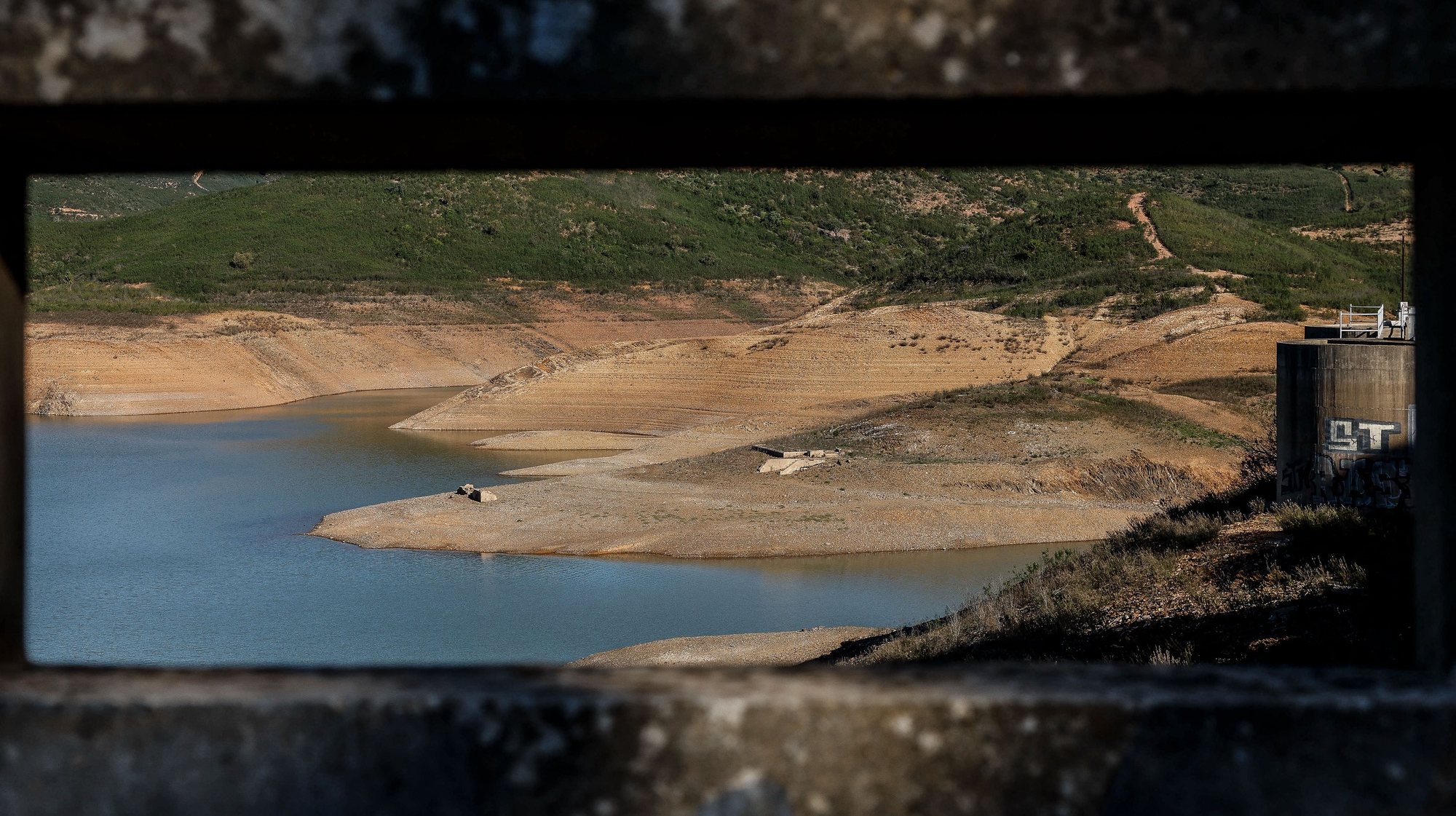 Barragem do Arade, uma das barragem do barlavento Algarvio que se encontrava em novembro a 14,9% do seu nível máximo, devido à falta de chuva que se tem feito sentir no Algarve, em Silves, 21 de dezembro de 2023. Os produtores de laranja algarvios, principalmente os da região de Silves, estão desesperados com a falta de água e alertam para o risco de desaparecimento da cultura de citrinos, estando há dois meses a racionar água. (ACOMPANHA TEXTO DA LUSA DO DIA 23 DE DEZEMBRO DE 2023). LUÍS FORRA/LUSA
