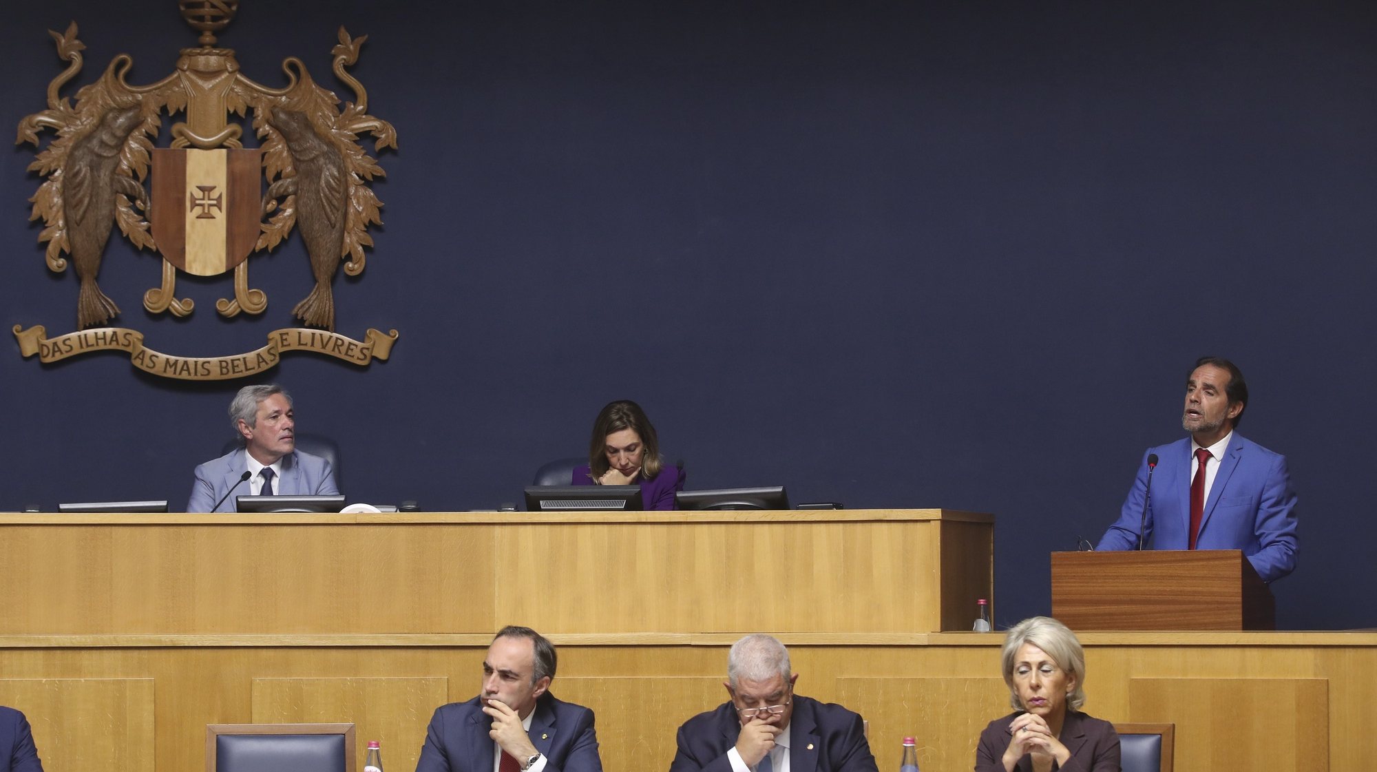 Miguel Albuquerque (D), presidente do XV Governo Regional da Madeira, esta manhã durante o debate do programa do XV Governo Regional da Madeira na Assembleia Legislativa da Madeira no Funchal, 18 de junho de 2024. HOMEM DE GOUVEIA/LUSA