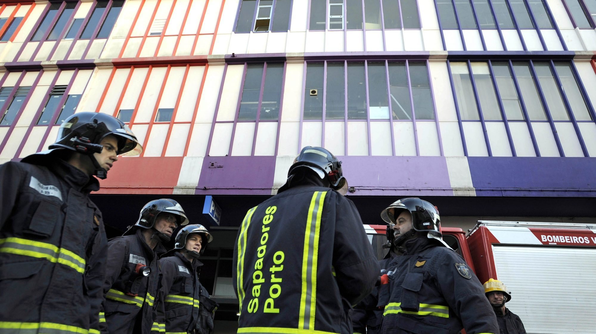 Incêndio urbano provoca quatro feridos no Porto