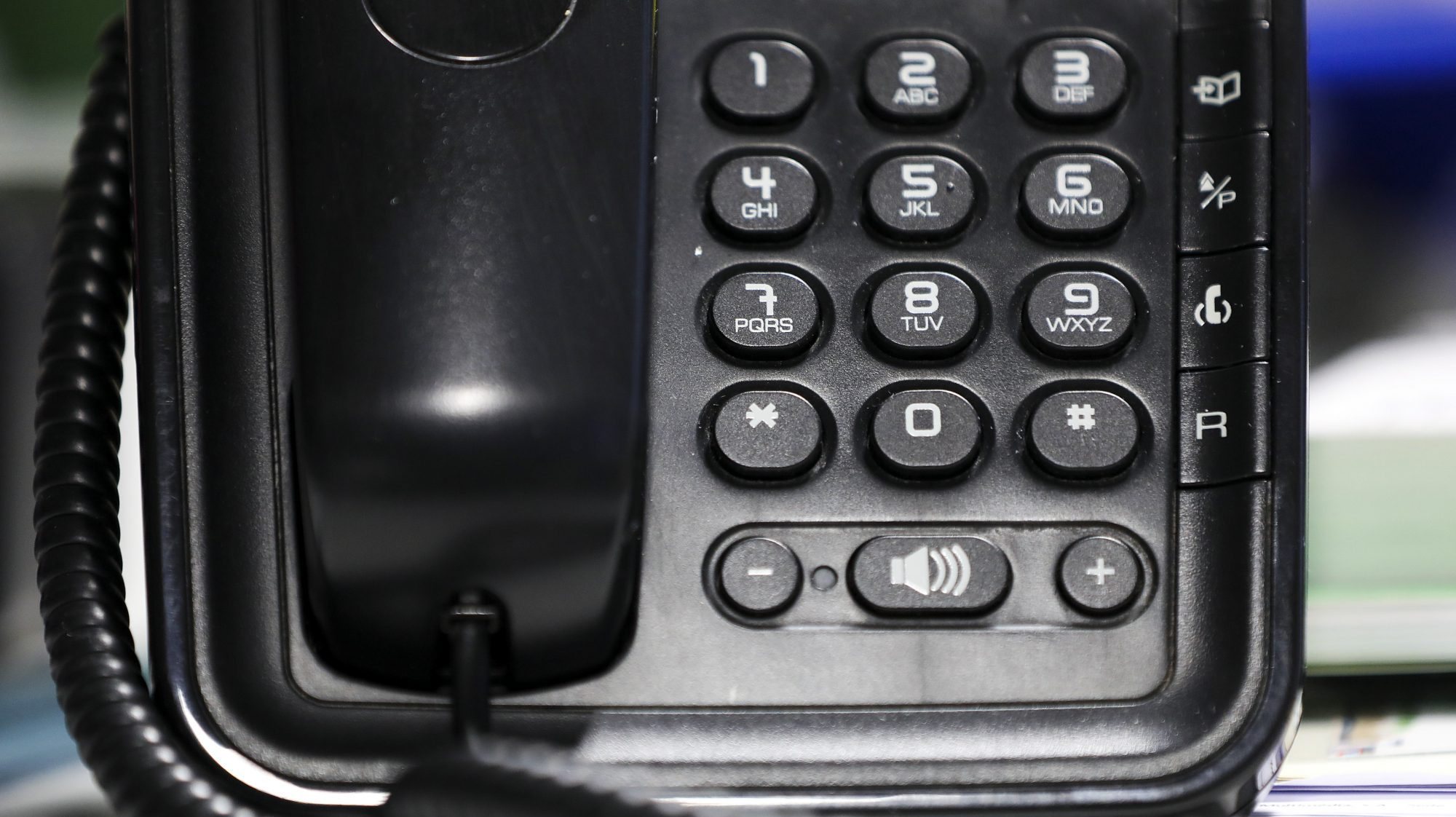 A questão das linhas telefónicas disponibilizadas por entidades que prestam serviços públicos essenciais foi regulada em abril de 2020