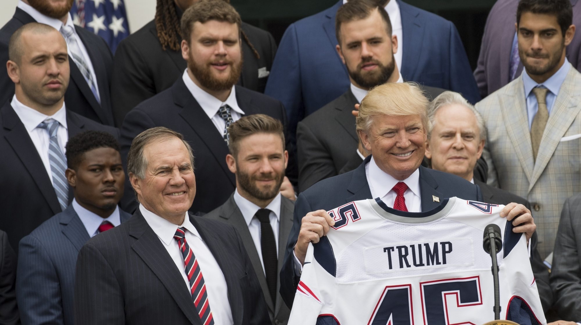 Bill Belichick, à direita de Trump (gravata às riscas diagonais), é considerado um dos melhores treinadores de futebol americano de sempre.