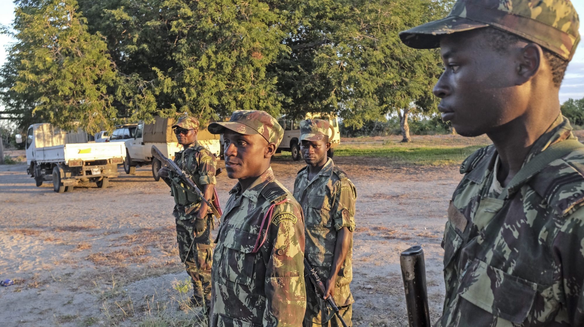 Militares num dos postos de controlo criados na província de Cabo Delgado, na sequência de ataques a povoações isoladas da região, norte de Moçambique, 2018