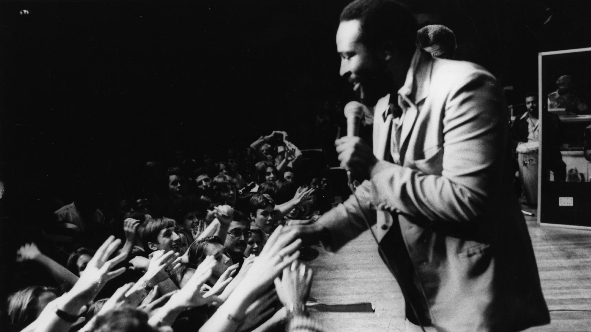 Marvin Gaye durante um concerto no Royal Albert Hall, em Londres, no Reino Unido, a 29 de setembro de 1976