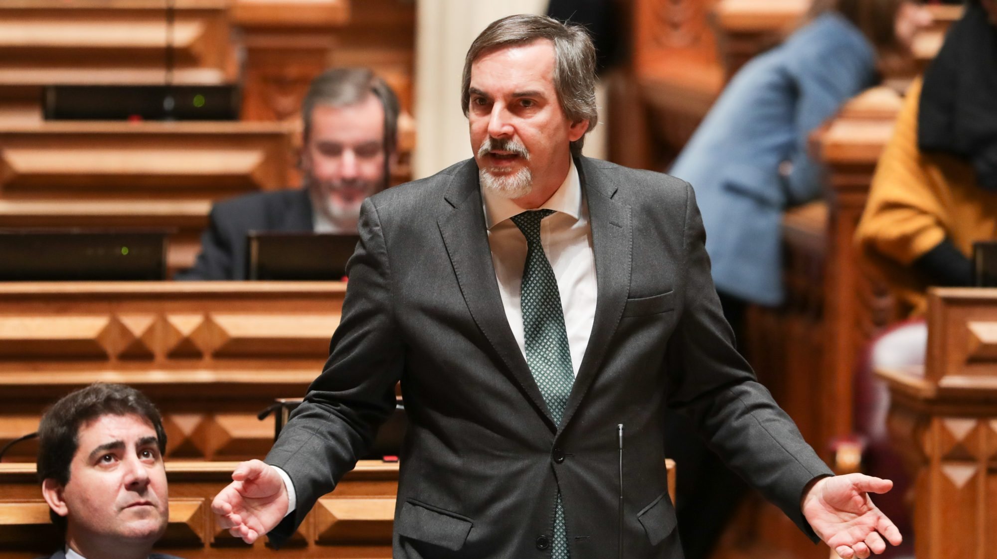 O deputado do PSD, Emídio Guerreiro, criticou a resposta pública à crise da Covid-19