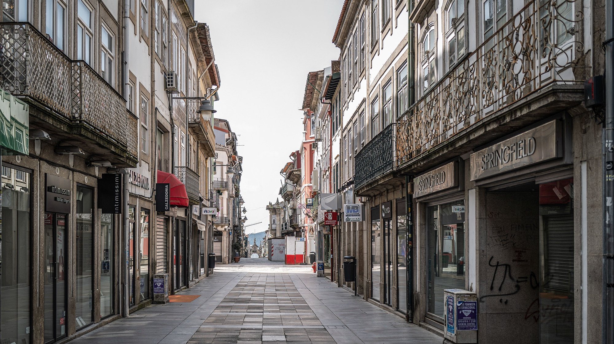Ruas da cidade de Braga sem pessoas e comércio fechado devido à pandemia da covid-19, 22 de março de 2020. Em Portugal, há 14 mortes e 1.600 infeções confirmadas. Portugal encontra-se em estado de emergência desde as 00:00 de quinta-feira e até às 23:59 de 02 de abril. HUGO DELGADO/LUSA