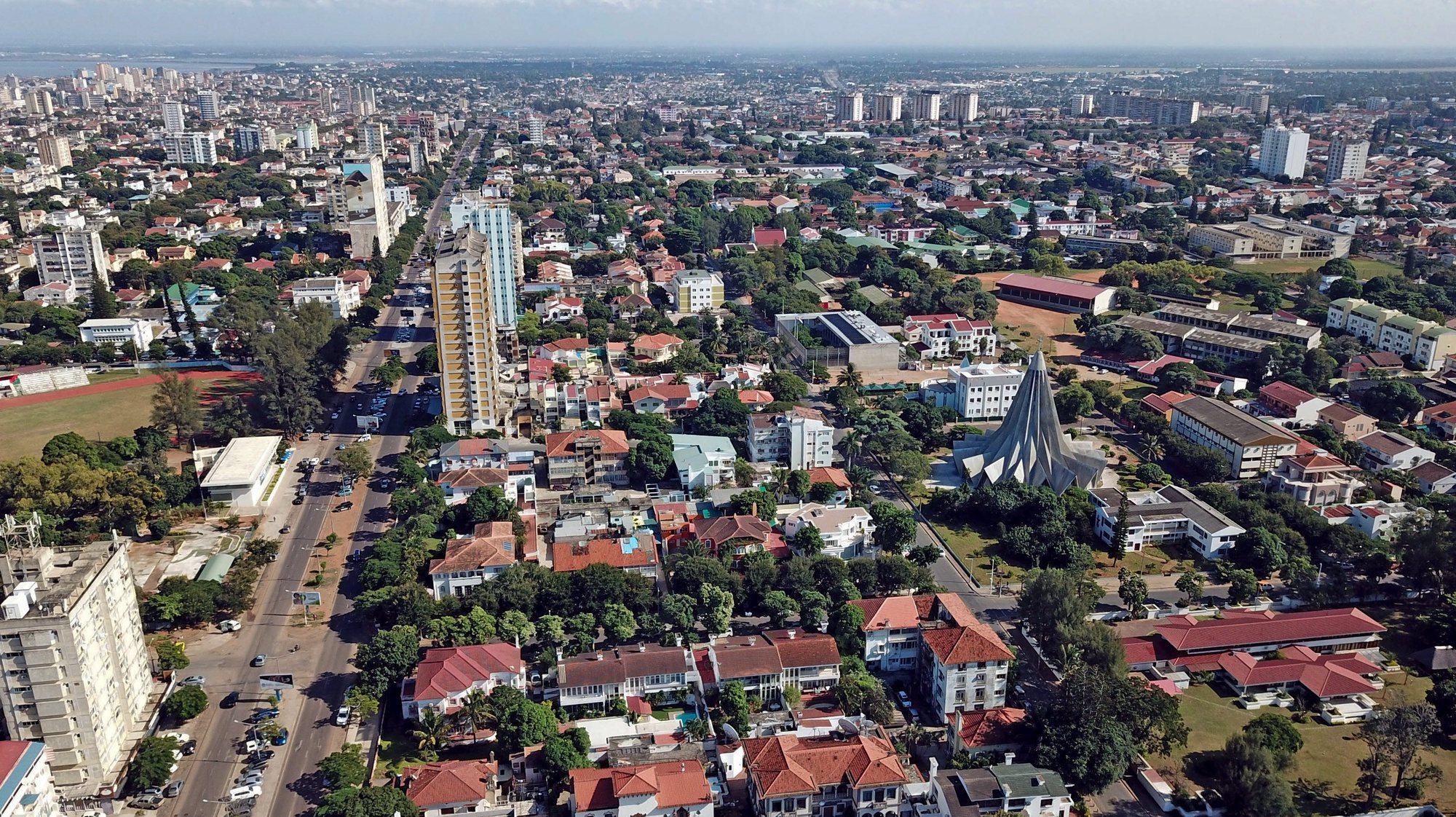 Fotografia aérea sobre o bairro Sommerschild, em Maputo, Moçambique, 23 de abril de 2020. ANTÓNIO SILVA/LUSA