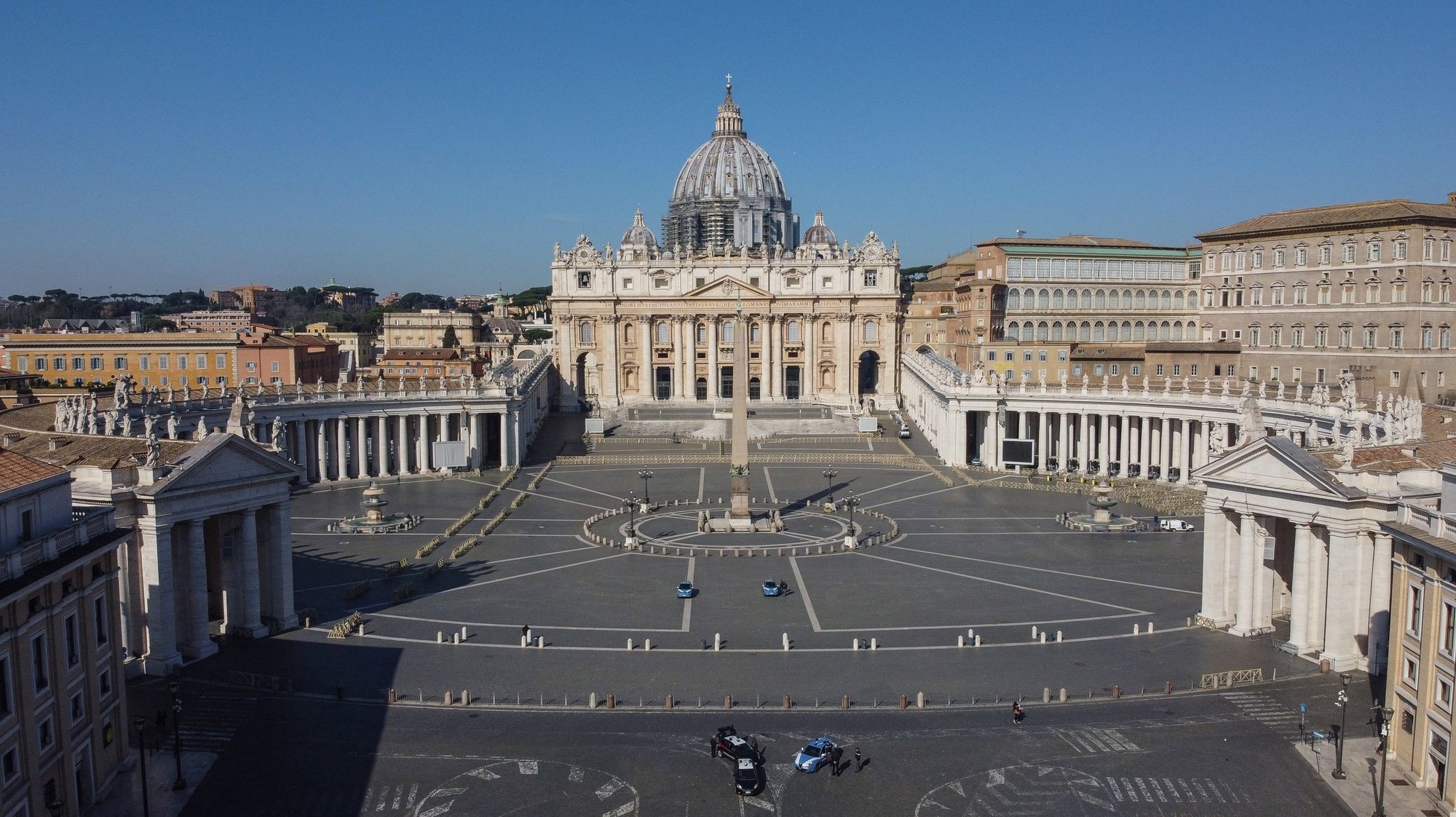 epa08342509 A Photo taken with drone showing a deserted Piazza San Pietro  with St. Peters basilica in background, during the Coronavirus emergency lockdown in Rome, Italy, 03 April 2020. Police and soldiers are deployed across the country to ensure that citizens comply with the stay-at-home orders in a bid to slow down the wide spread of the pandemic COVID-19 disease.  EPA/ALESSANDRO DI MEO