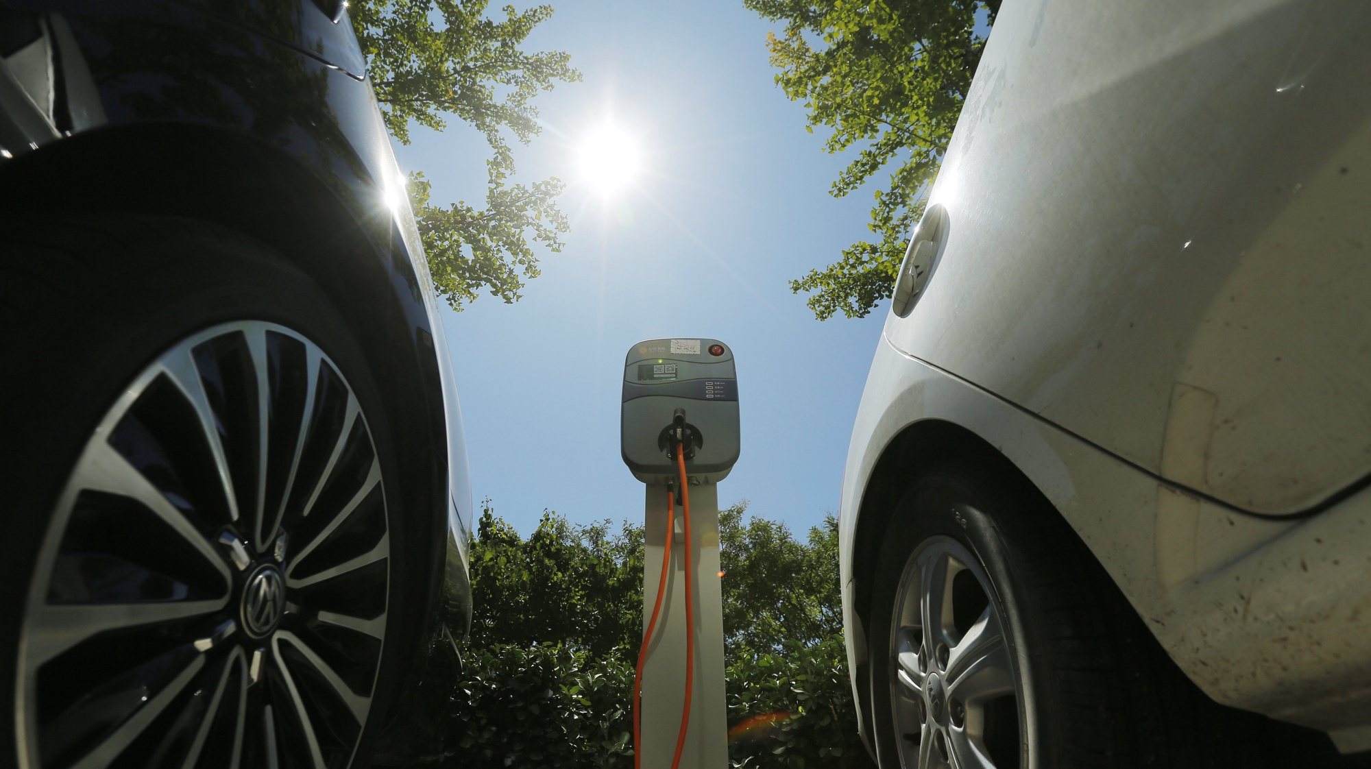 epa06197627 A charging pole for electric vehicles is seen at an electric vehicle charging station outside an apartment in Beijing, China, 11 September 2017. China plans to ban cars powered by fossil fuels in the future, while promoting hybrids and electric vehicles, Vice-minister of Ministry of Industry and Information Technology (MIIT) Xin Guobin said during a forum.  EPA/WU HONG