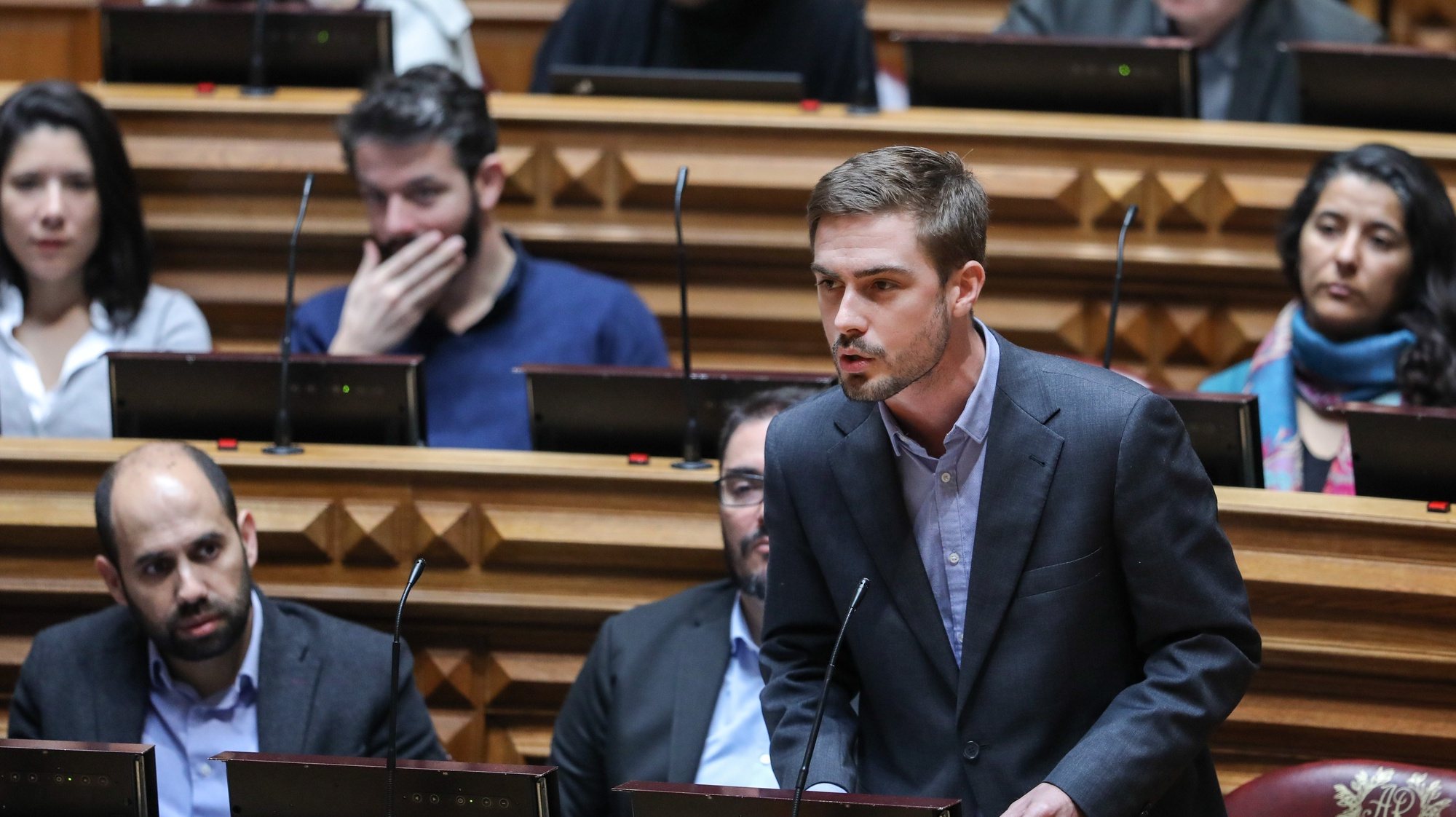 O deputado do Partido Comunista Português (PCP) Duarte Alves intervém esta manhã durante o debate na especialidade da proposta de Orçamento do Estado para 2020 (OE2020), na Assembleia da República, em Lisboa, 03 de fevereiro de 2020. MIGUEL A. LOPES/LUSA