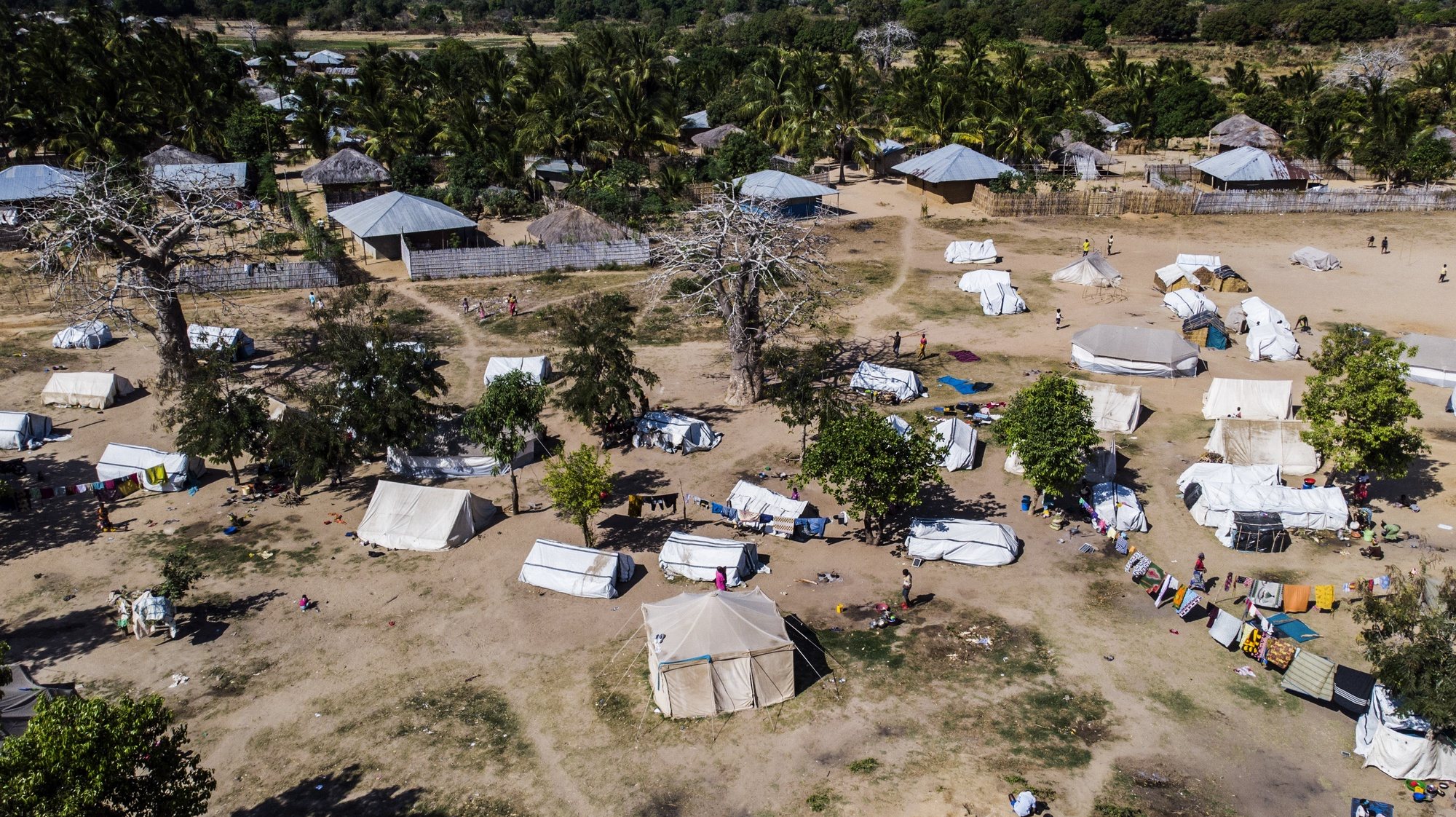 Tendas da zona de acomodação de deslocados em Manono em Metuge, Pemba, Província de Cabo Delgado, 22 de julho de 2020. A povoação acolhe entre a 10 a 12 mil deslocados em centenas de tendas distribuídas por cinco campos de acolhimento de população em fuga dos ataques armados em Cabo Delgado.  (ACOMPANHA TEXTO DE 23/07/2020) RICARDO FRANCO/LUSA