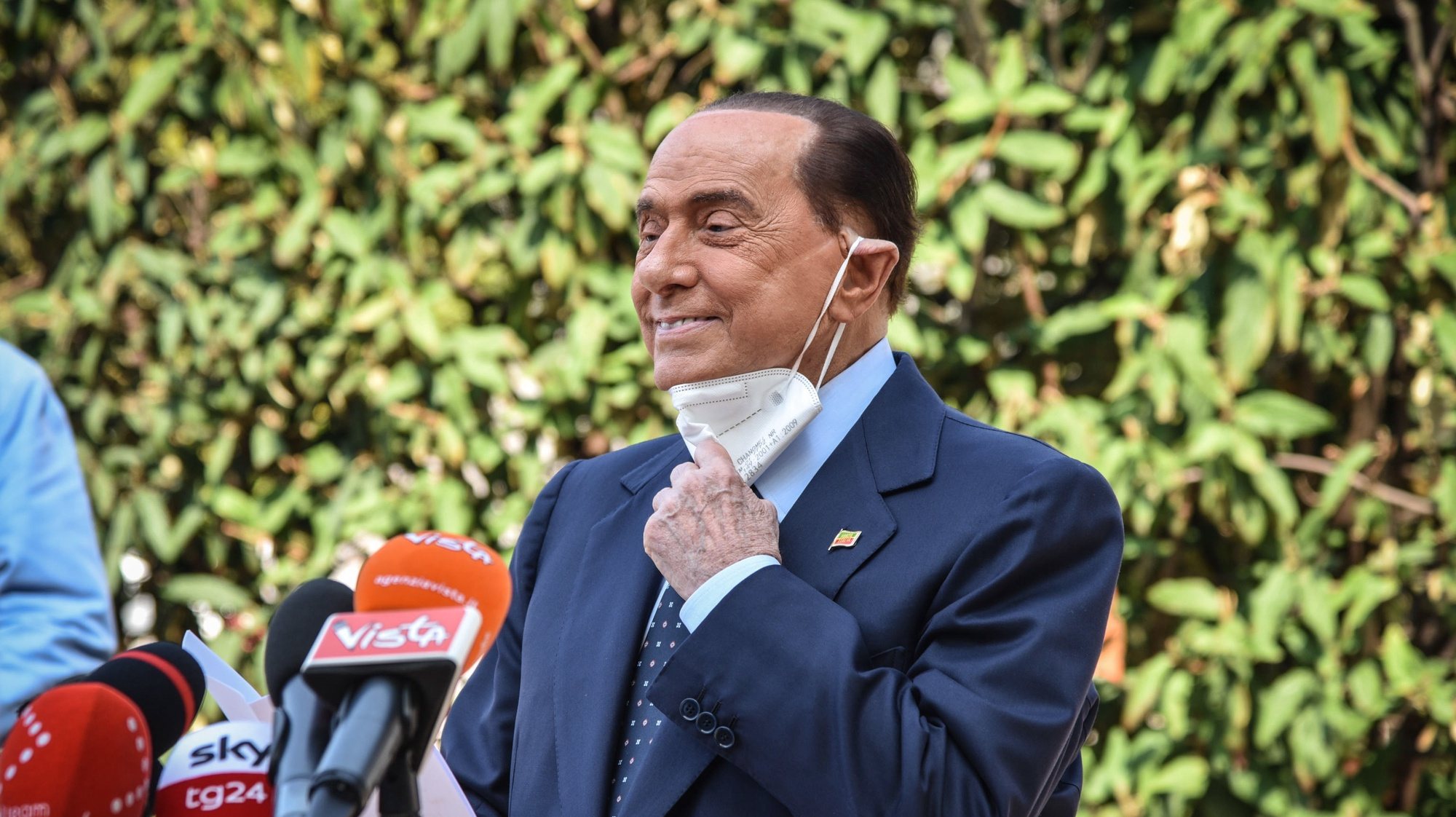 epa08667964 Former Italian prime minister Silvio Berlusconi speaks to the media as he leaves San Raffaele hospital in Milan, Italy, 14 September 2020. Silvio Berlusconi said suffering from COVID-19 was &#039;the most dangerous ordeal of my life&#039;, as he was discharged from Milan&#039;s San Raffaele hospital on 14 September. Berlusconi was hospitalized on 04 September with COVID-related bilateral pneumonia.  EPA/MATTEO CORNER