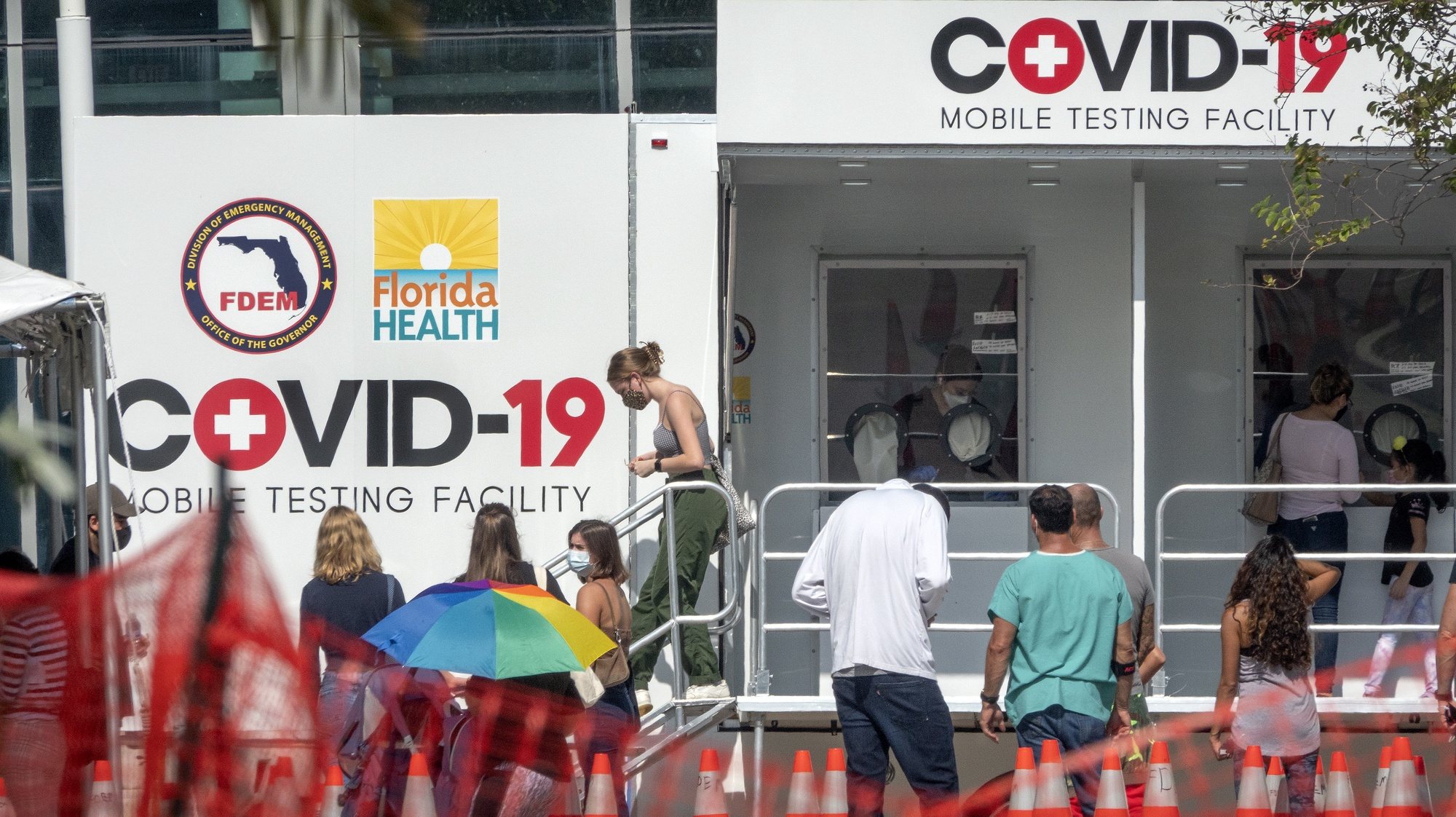 epa08818746 People queue to get the COVID-19 coronavirus walk-up testing service at the Mobile Testing Facility at Miami Beach Convention Center in Miami Beach, Florida, USA, 13 November 2020.  EPA/CRISTOBAL HERRERA-ULASHKEVICH