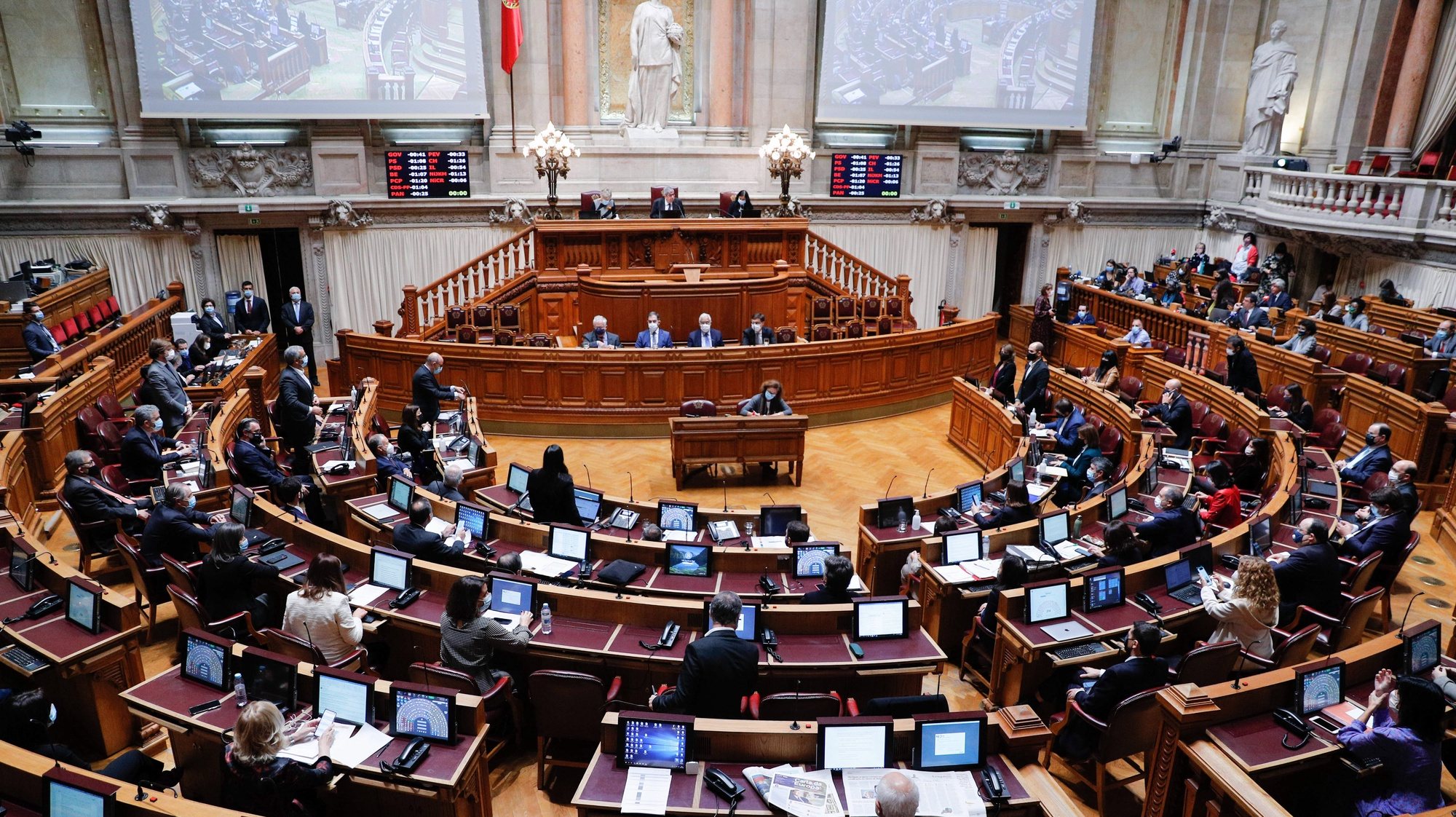 Deputados do Bloco de Esquerda (BE), do Partido Pessoas-Animais-Natureza (PAN) e do CDS-PP abstêm-se na votação do pedido de autorização de renovação do estado de emergência na Assembleia da República, em Lisboa, 20 de novembro de 2020. ANTÓNIO COTRIM/LUSA