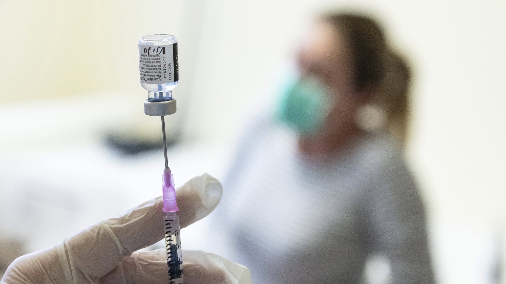 epa08961968 A nurse prepares a dose of the Pfizer-BioNTech vaccine against the coronavirus disease (COVID-19) to be injected at the Andras Josa Teaching Hospital in Nyiregyhaza, Hungary, 24 January 2021.  EPA/ATTILA BALAZS HUNGARY OUT