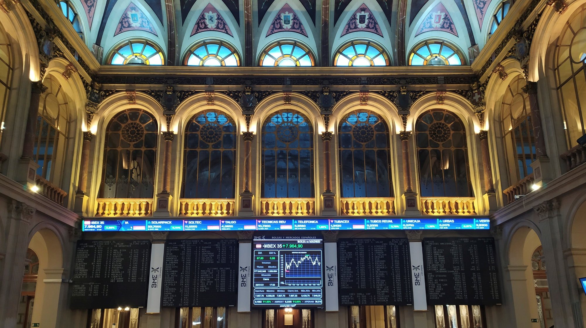 epa08966993 Several screens display the evolution of Spanish main index Ibex 35 at Madrid&#039;s Stock Exchange in Madrid, Spain, 26 January 2021. The IBEX 35, the main index of the Spanish Stock Exchange rose a 0,86 percent at the end of the trading day to almost reach the 8,000 points.  EPA/Vega Alonso