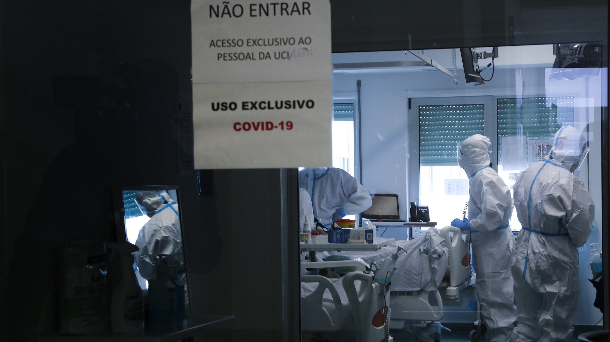 Unidade da Cuidados Itensivos do Hospital das Forças Armadas, Lisboa, 27 de janeiro de 2021. Gabinetes, salas de espera e até o refeitório do Hospital das Forças Armadas, em Lisboa, estão a ser transformados em enfermarias para doentes covid-19, no combate a uma vaga da pandemia que atinge o país em força. ( ACOMPANHA TEXTO DO DIA 28 DE JANEIRO DE 2021). JOÃO RELVAS/LUSA