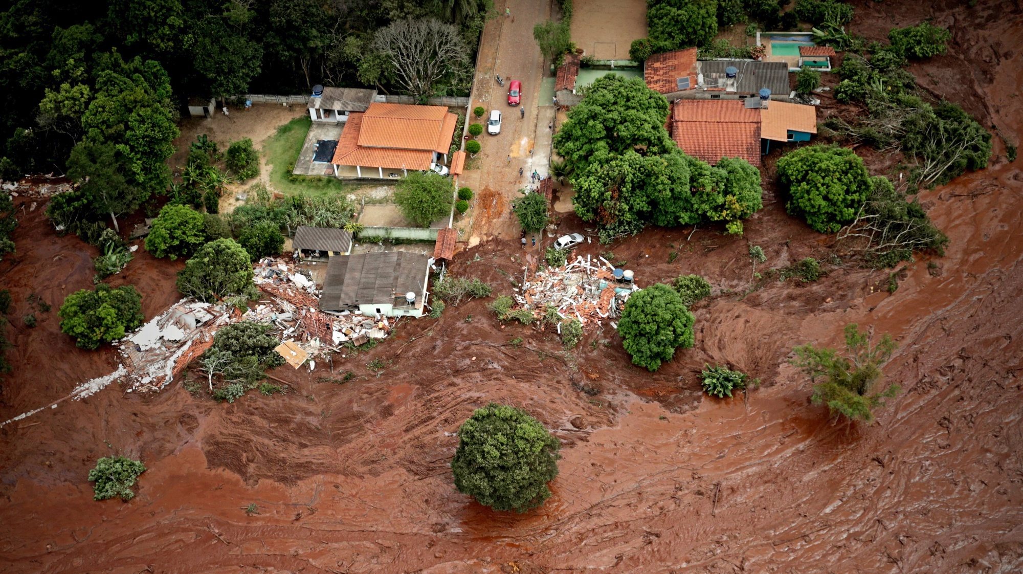 epa08986842 (FILE) An a erial view o  mud and waste from the disaster caused by dam spill in Brumadinho, Minas Gerais, Brazil, 26 January 2019 (reissued 04 February 2021). Brazilian mining giant Vale SA reached a settlement agreement with the Brazilian state for the deadly Brumadinho dam disaster in January 2019, which killed 270 people. The iron ore producer will pay 7.03 billion USD, Vale said 04 February 2021.  EPA/Antonio Lacerda