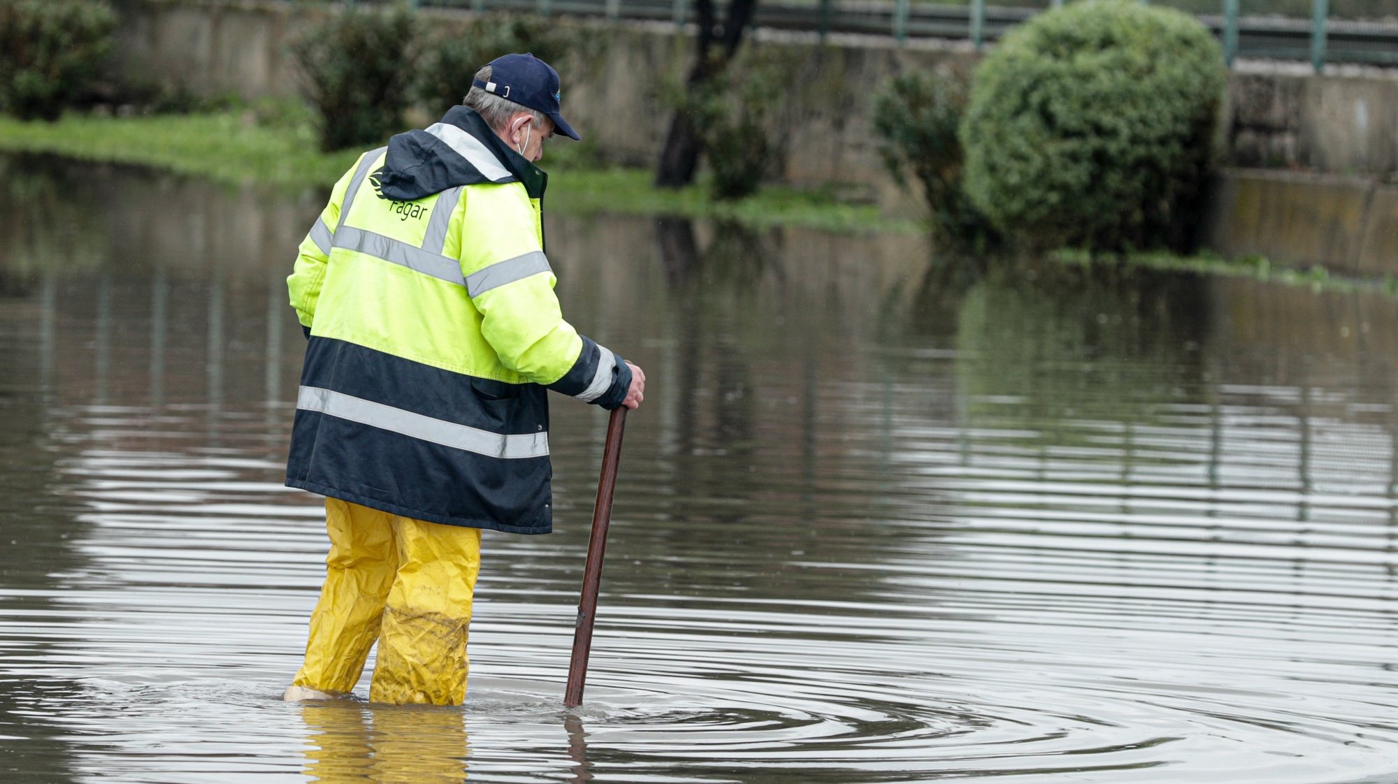 Um funcionário camarário ajuda na limpeza das ruas inundadas devido à chuva forte que caiu esta manhã no Algarve, em Faro, 05 de fevereiro de 2021. LUÍS FORRA/LUSA
