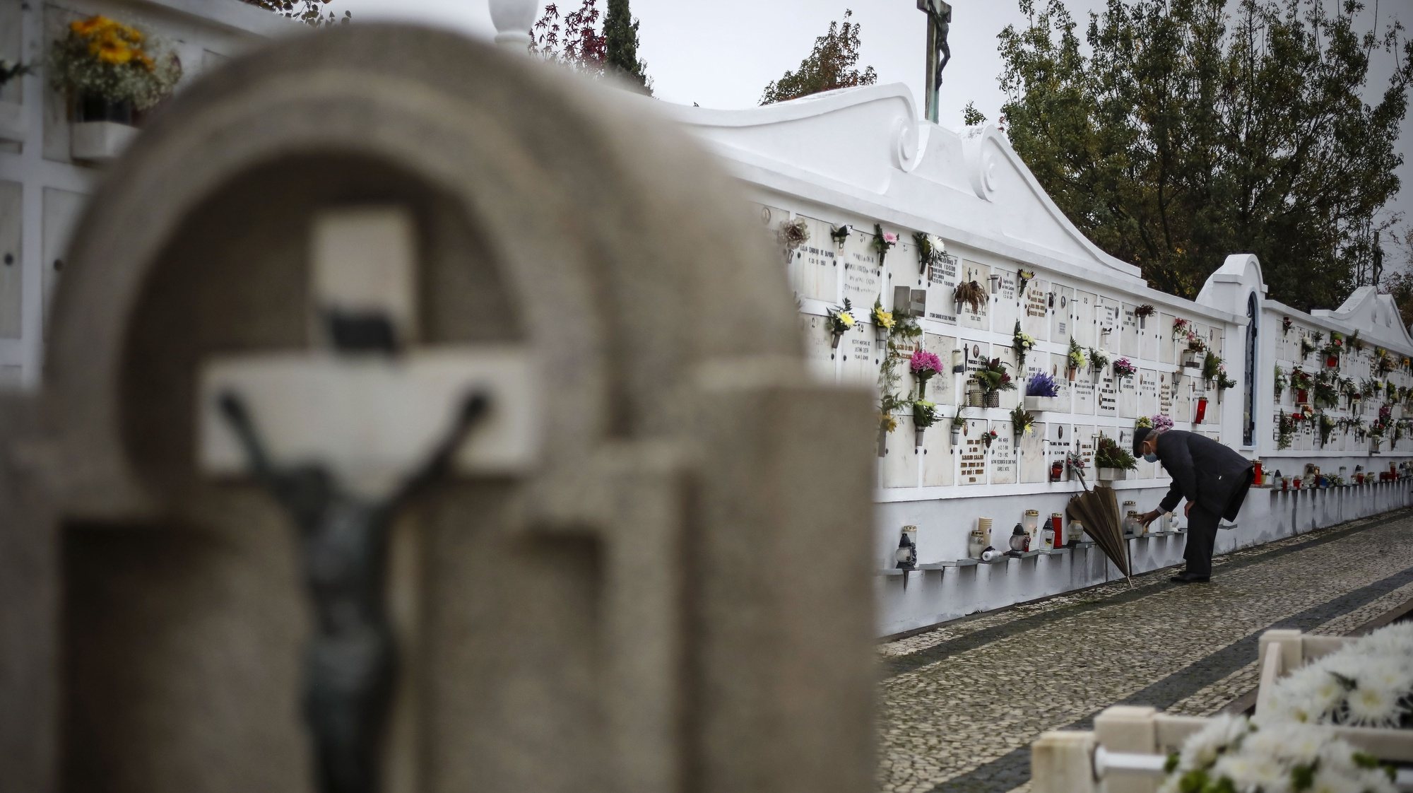 Pessoas visitam campas de familiares no cemitério da Freguesia de Santa Marinha em celebração do Dia de Todos os Santos, Vila Nova de Gaia, 1 de novembro de 2020. JOSÉ COELHO/LUSA