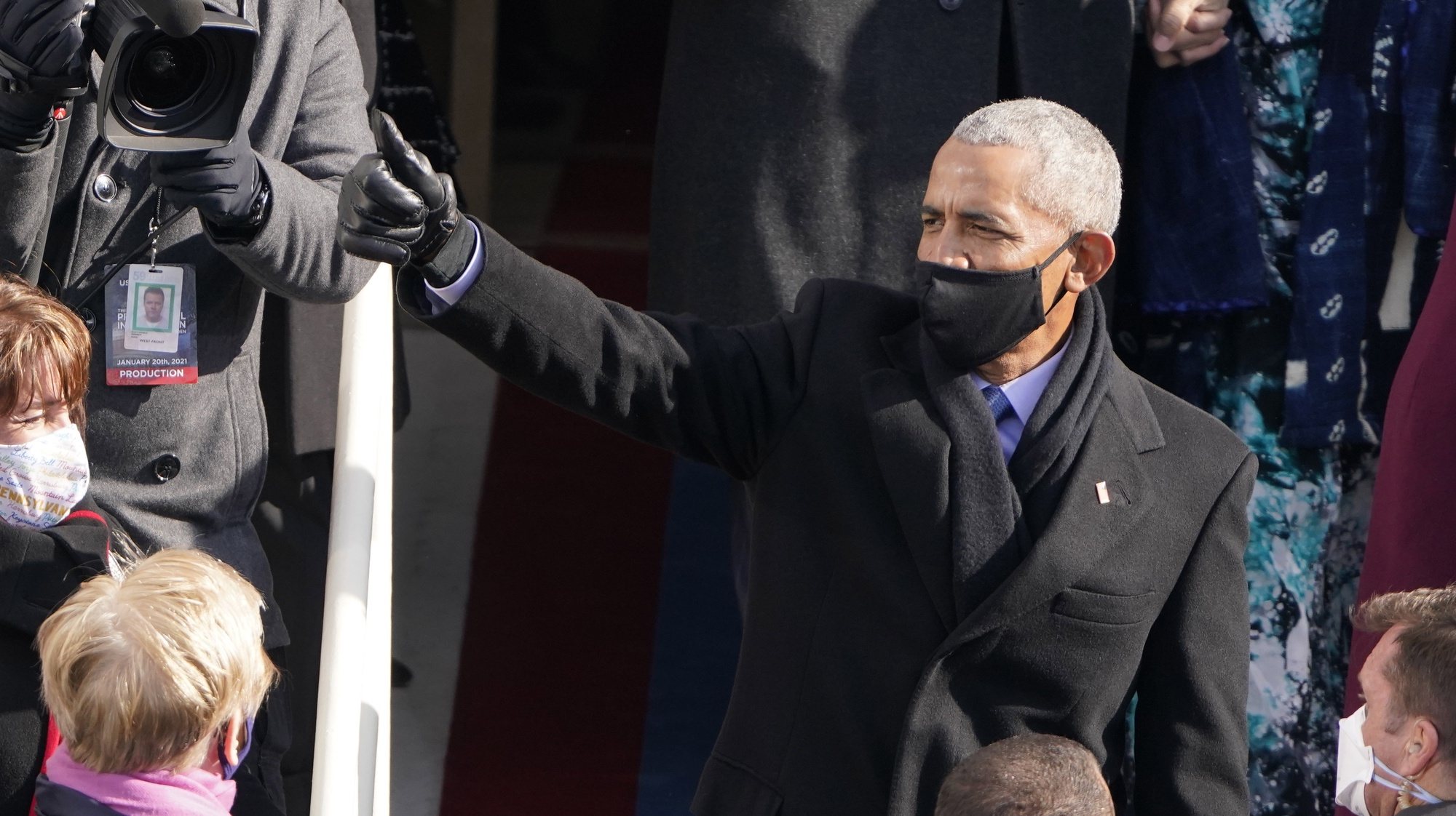 epa08953828 Former President Barack Obama gives a thumbs up after the inauguration of Joe Biden as US President in Washington, DC, USA, 20 January 2021. Biden won the 03 November 2020 election to become the 46th President of the United States of America.  EPA/Patrick Semansky / POOL