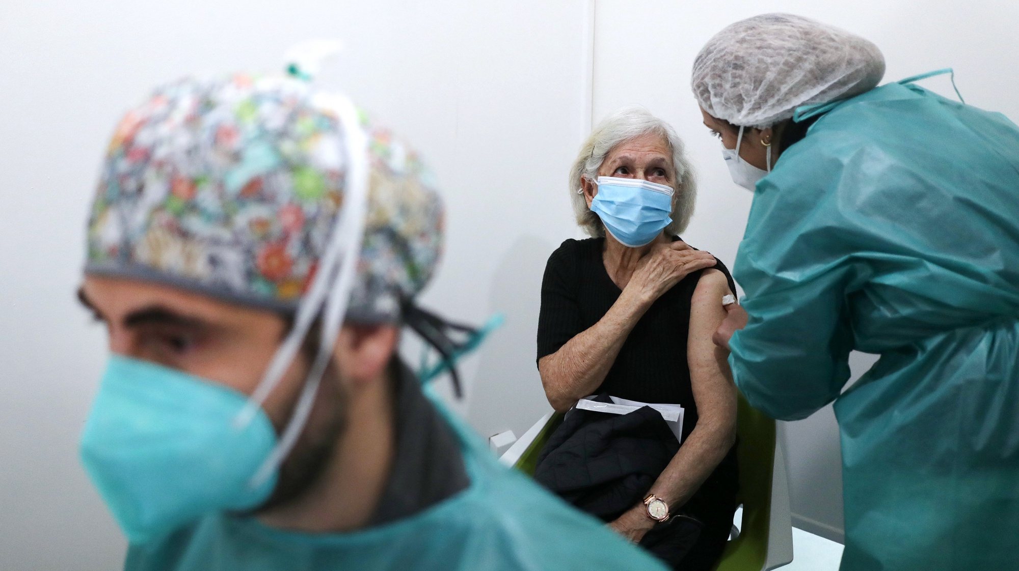 Uma idosa é vacinada no Centro de Vacinação Covid-19 da Maia, na junta da freguesia do Castêlo da Maia, Gemunde, 23 de fevereiro de 2021. ESTELA SILVA/LUSA