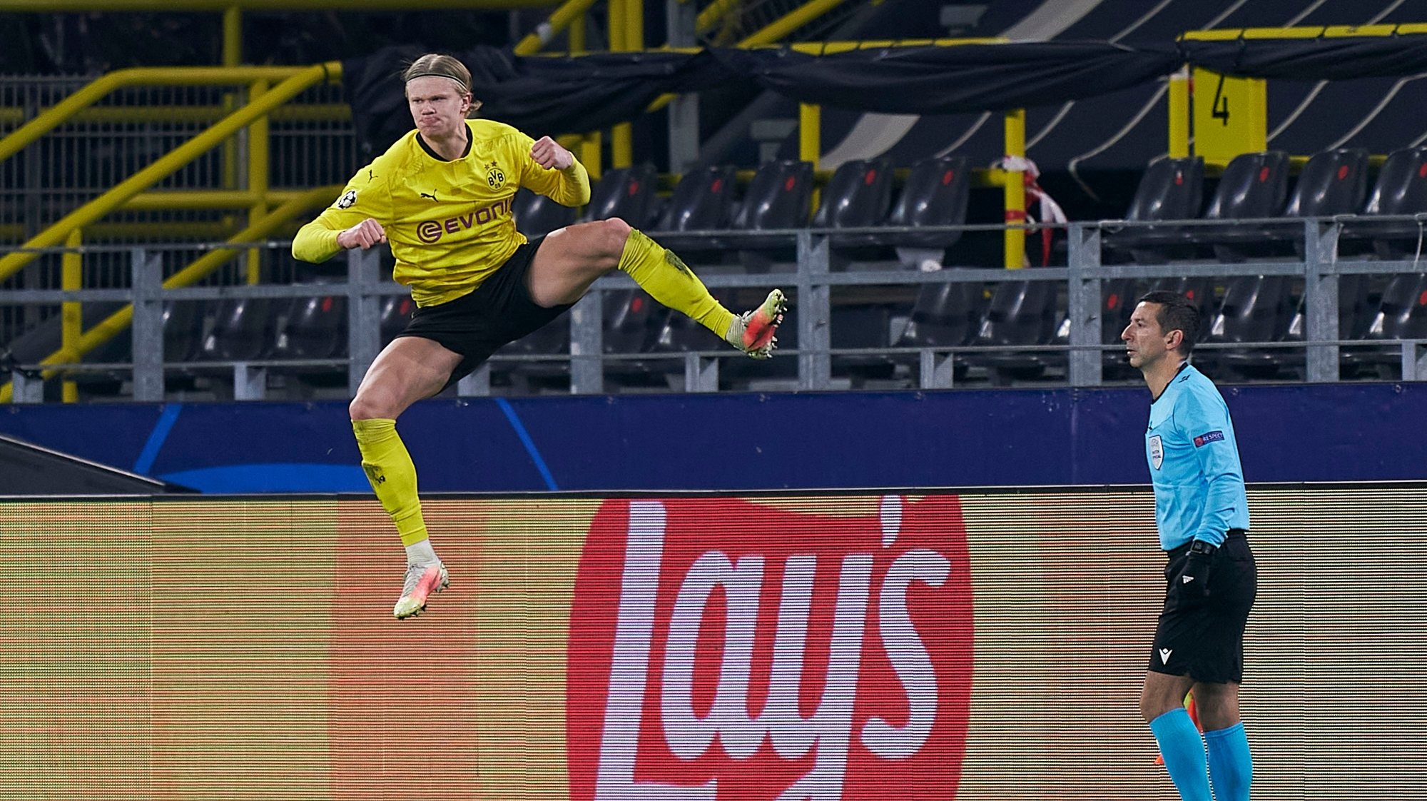 Haaland marcou um total de quatro golos frente ao Sevilha e carimbou passagem do B. Dortmund aos quartos da Champions