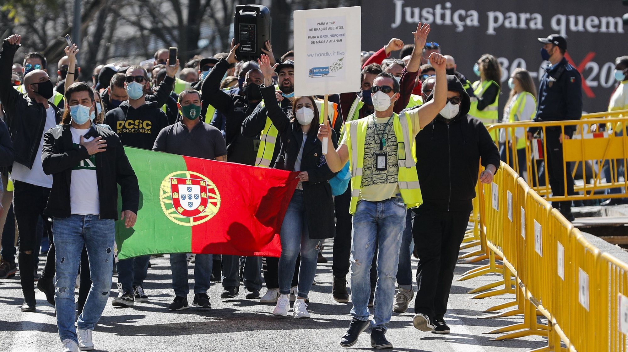 Trabalhadores da Groundforce deslocam-se para a Assembleia da República durante uma manifestação, em Lisboa, 10 de março de 2021. Convocada pelo movimento SOS handling, em protesto pelo não pagamento de salários e os despedimentos anunciados. ANTÓNIO COTRIM/LUSA