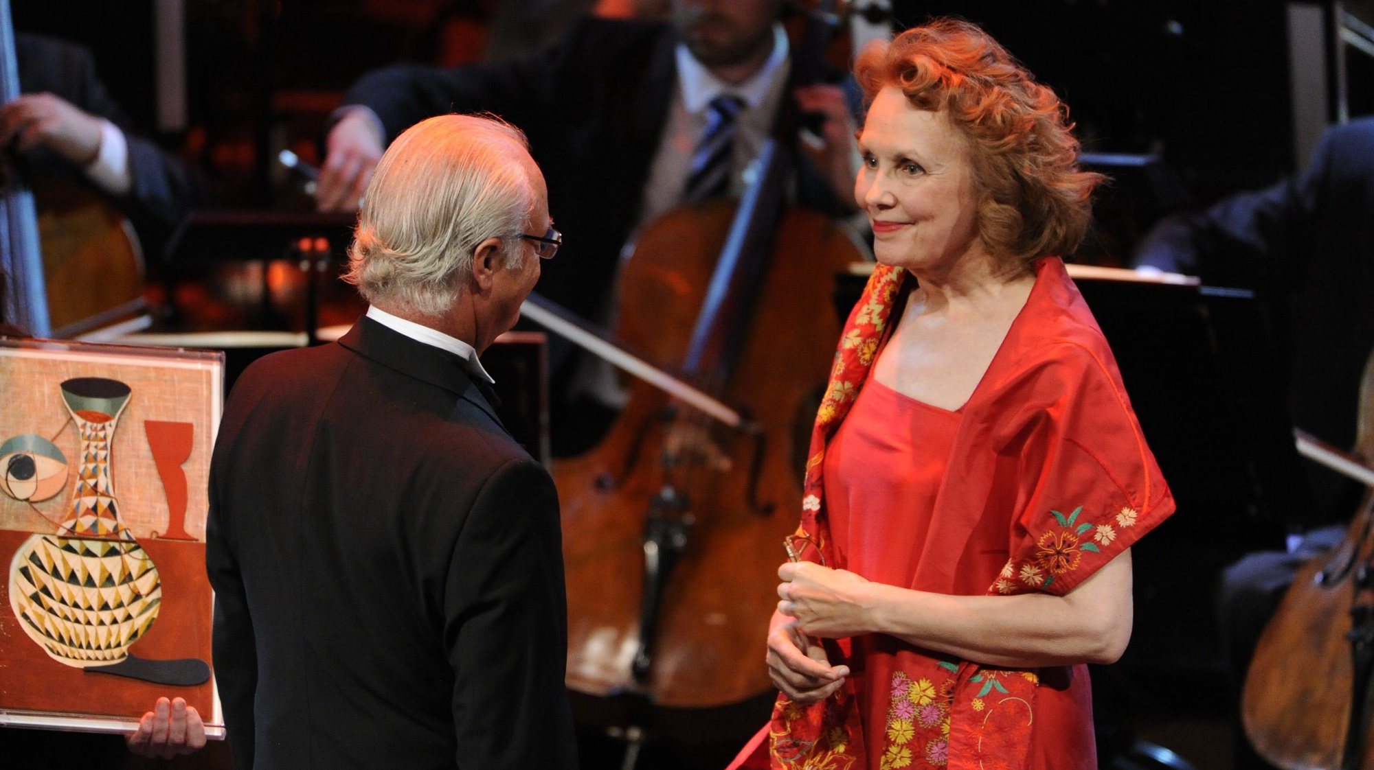 epa03839219 Laureate and Finnish composer Kaija Saariaho (R) receives her award from King Carl Gustaf on stage during Polar Music Prize 2013 cermony at the Concert Hall in Stockholm, Sweden, 27 August 2013.  EPA/ERIK MARTENSSON / SCANPIX  SWEDEN OUT