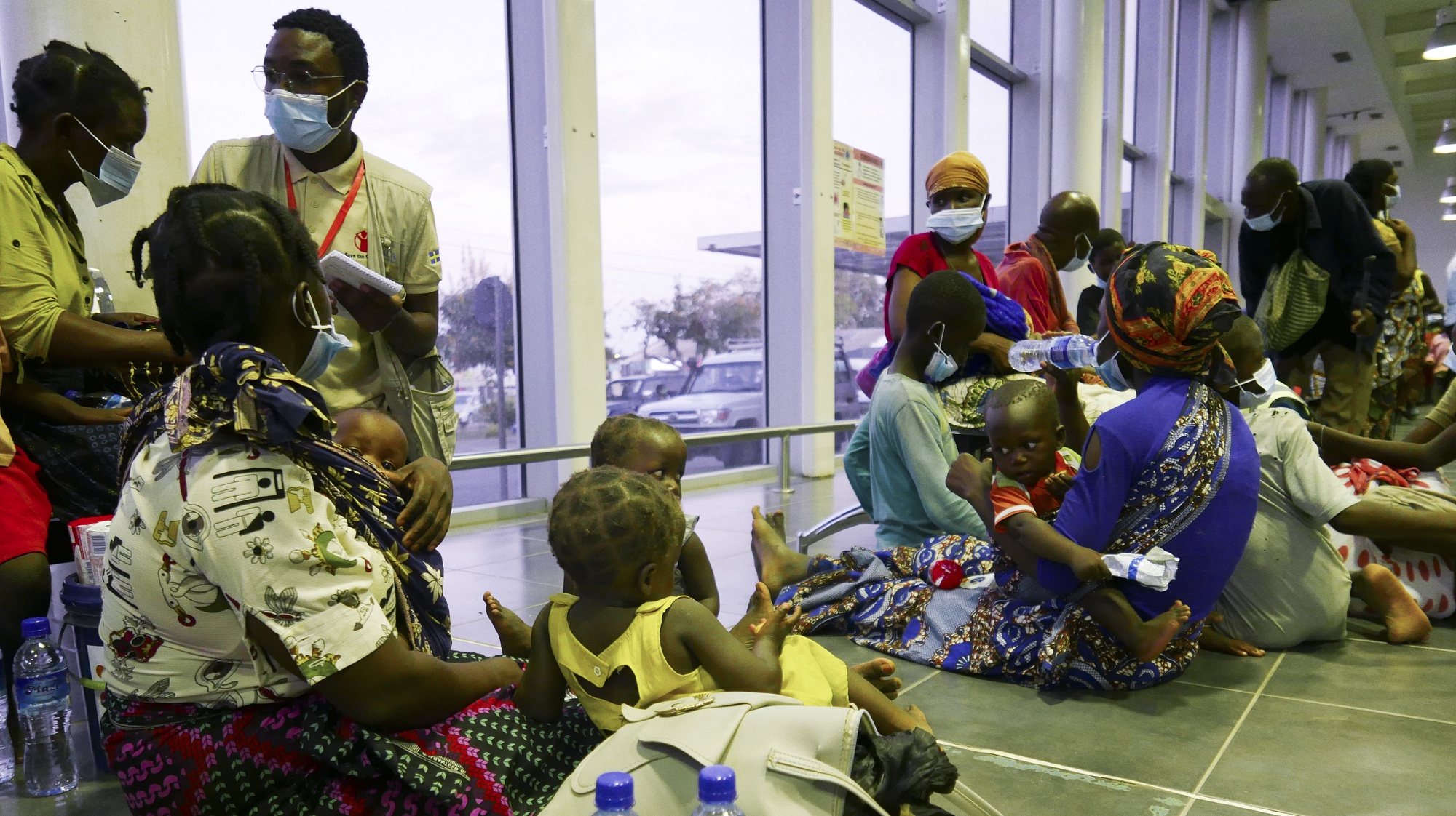 Displaced people from Palma, who took refuge in Afungi, have been airlifted, among them, women in labor, adults and, children shot, among other injuries, arrive at Pemba Airport, Mozambique, 30 March 2021. Since Sunday, several boats, private and others organized by Total and the authorities, have been transporting people to Palma, in a number that should already be over 2,000, but without official confirmation. LUIS FONSECA/LUSA