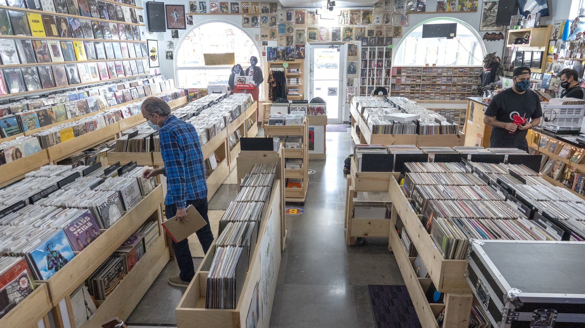 epa09067613 Costumers are buying vinyl records at the &#039;Technique Records&#039; store in Miami, Florida, USA, 10 March 2021 (issued 11 March 2021). Vinyl record sales boom in the US and, in 2020, they surpassed those of CDs for the first time since 1986, reaching 232 million USD, according to the Recording Industry Association of America.  EPA/CRISTOBAL HERRERA-ULASHKEVICH