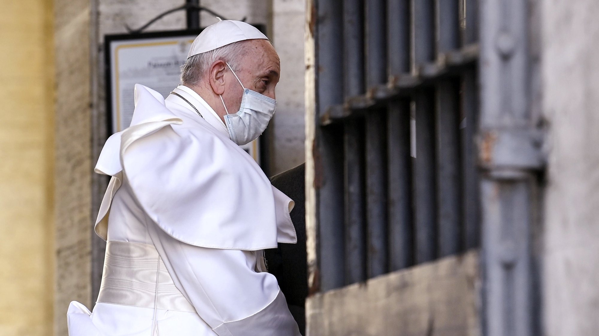 epa09215174 Pope Francis wears a face mask during his visit to the Vatican Scholas Occurrentes in Trastevere neighborhood in Rome, Italy, 20 May 2021. Scholas Occurrentes is a pontifical foundation that is present on five continents through its educational networks.  EPA/RICCARDO ANTIMIANI