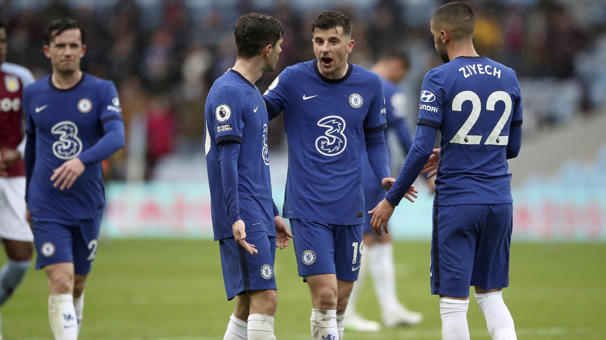 epa09223512 Mason Mount (2-R) of Chelsea talks with teammates after the English Premier League soccer match between Aston Villa and Chelsea FC in Birmingham, Britain, 23 May 2021.  EPA/Nick Potts / POOL EDITORIAL USE ONLY. No use with unauthorized audio, video, data, fixture lists, club/league logos or &#039;live&#039; services. Online in-match use limited to 120 images, no video emulation. No use in betting, games or single club/league/player publications.