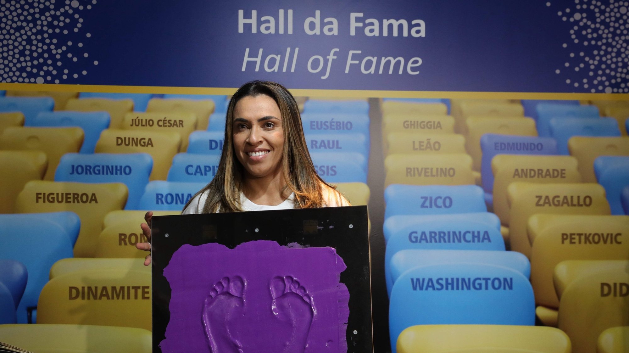 epa07222357 Brazilian soccer player Marta Vieira da Silva, better known as Marta, leaves her footprints in the Hall of Fame of the Maracana Stadium, in Rio de Janeiro, Brazil, 10 December 2018.  EPA/Marcelo SayÃ£o
