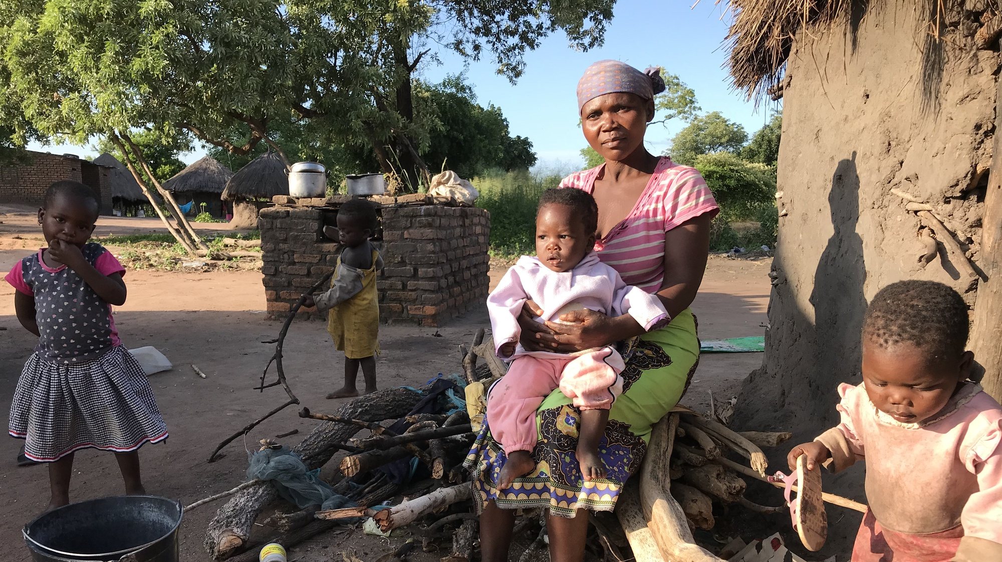 Isabel Zacarias, mãe do Idai, o bebé que ganhou o nome do ciclone mais violento de que se tem memória no centro de Moçambique, em Dombe, Manica, Moçambique, 12 de março de 2020. O bebé nasceu a 15 de março de 2019, durante a noite, na palhota de uma parteira da aldeia, horas depois de a grávida ter abandonado o centro de saúde de Dombe, Manica, centro de Moçambique, devido ao temporal. (ACOMPANHA TEXTO DO DIA 13 DE MARÇO DE 2020). ANDRÉ CATUEIRA/LUSA