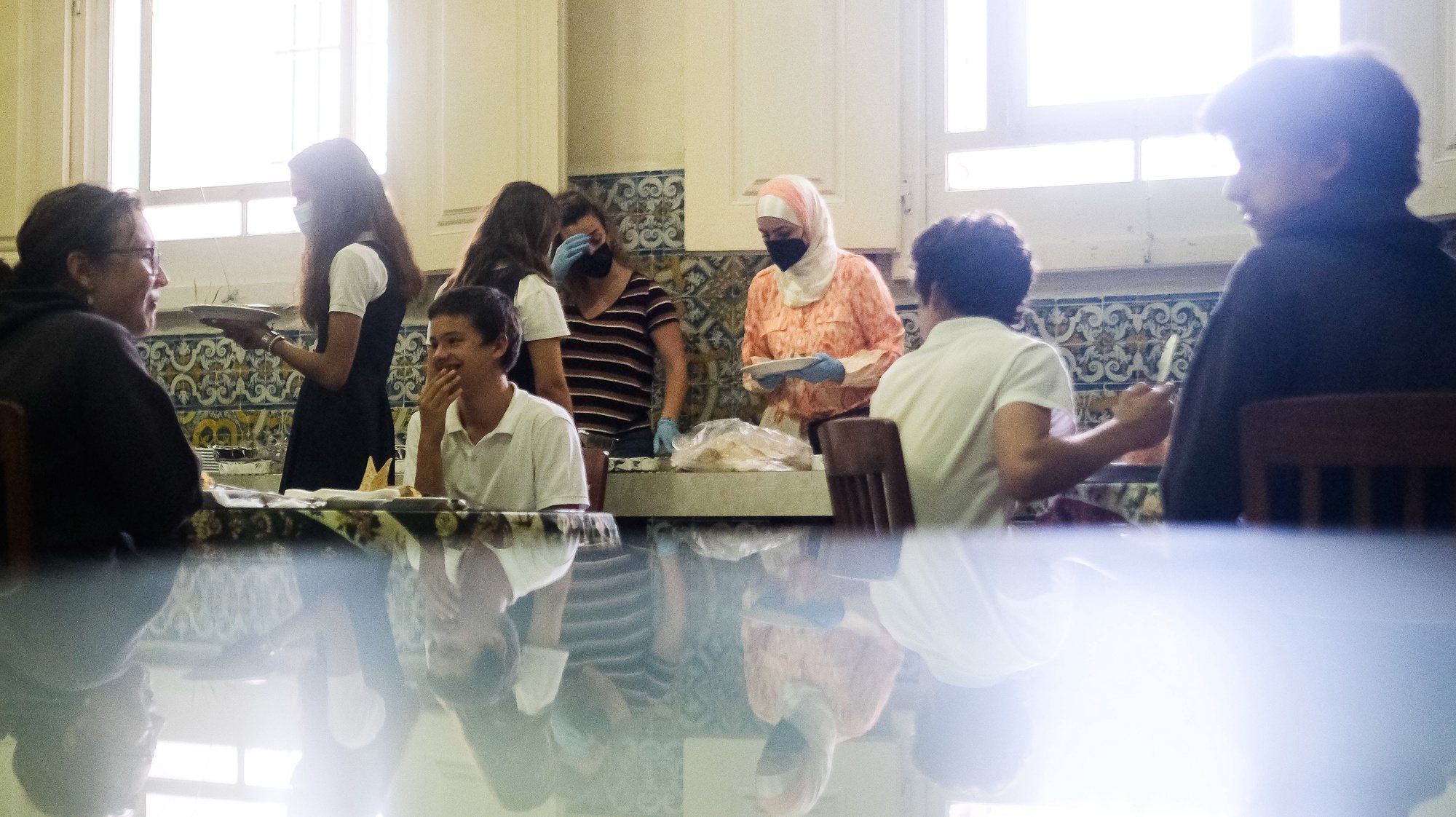 Ghalia Taki (C), refugiada síria, participa numa mostra de comida síria no Colégio do Bom Sucesso, em Carcavelos, 16 de junho de 2021. Ghalia sente-se totalmente integrada em Portugal, é intérprete e mediadora do Serviço Jesuíta aos Refugiados. (ACOMPANHA TEXTO DO DIA 29/06/2021) MÁRIO CRUZ/LUSA