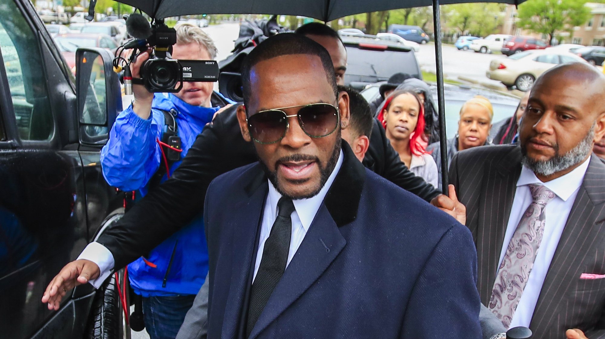 epa09492087 (FILE) - US R&amp;B singer R. Kelly approaches his vehicles as he leaves court at the Leighton Criminal Courts building after a status hearing on his sexual assault charges in Chicago, Illinois, USA, 07 May 2019 (reissued 27 September 2021). R. Kelly, whose full name is Robert Sylvester Kelly, has been found guilty of racketeering and sex trafficking charges by a US jury on 27 September 2021.  EPA/TANNEN MAURY *** Local Caption *** 55175284