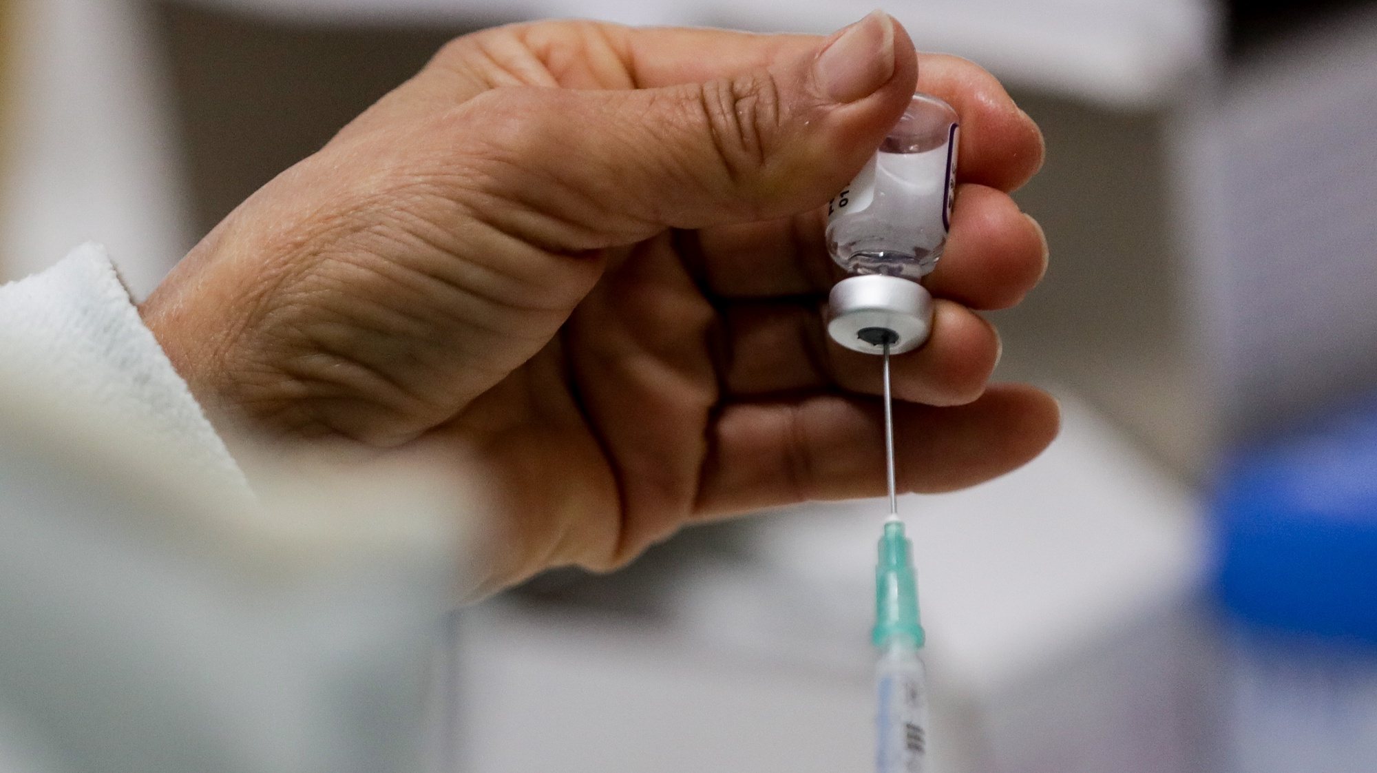 Uma enfermeira prepara doses de vacinas da Pfizer contra a Covid-19