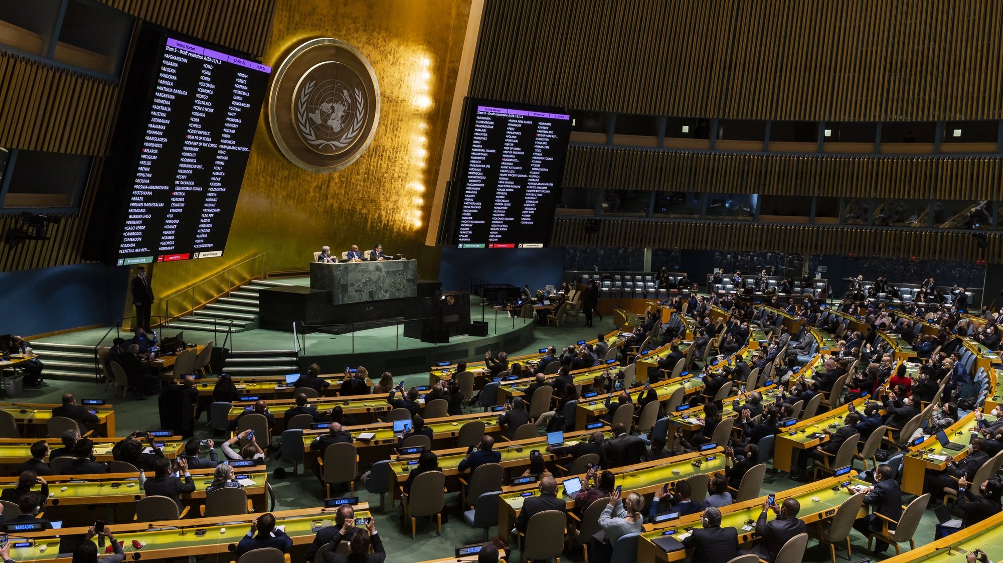 A votação na resolução que condena da Rússia pela invasão na Ucrânia numa Assembleia Geral das Nações Unidas, em Nova Iorque, 2 de março de 2022