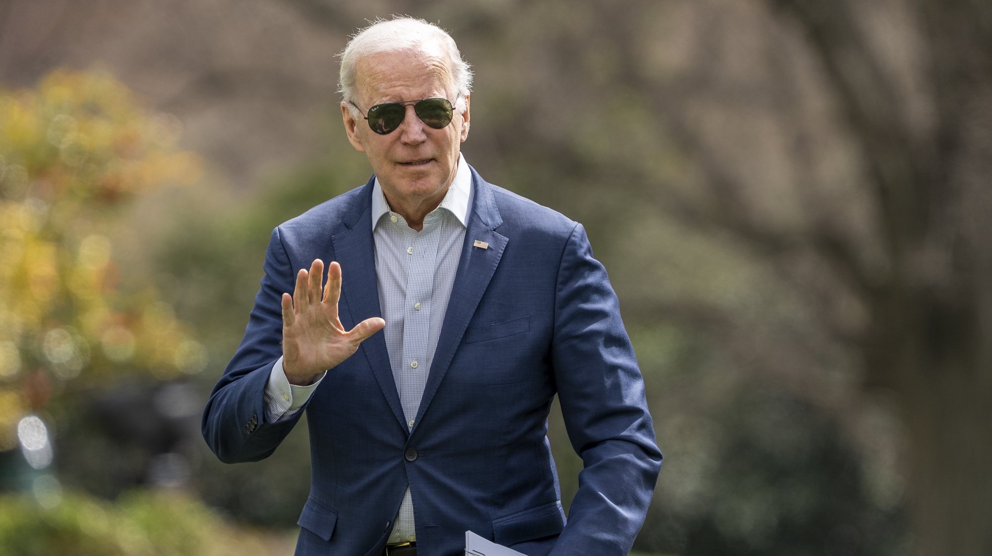 epa09839144 US President Joe Biden waves to the press after walking off Marine One on the South Lawn of the White House, in Washington, DC, USA, 20 March 2022, after returning from a weekend in Delaware.  EPA/Ken Cedeno / POOL