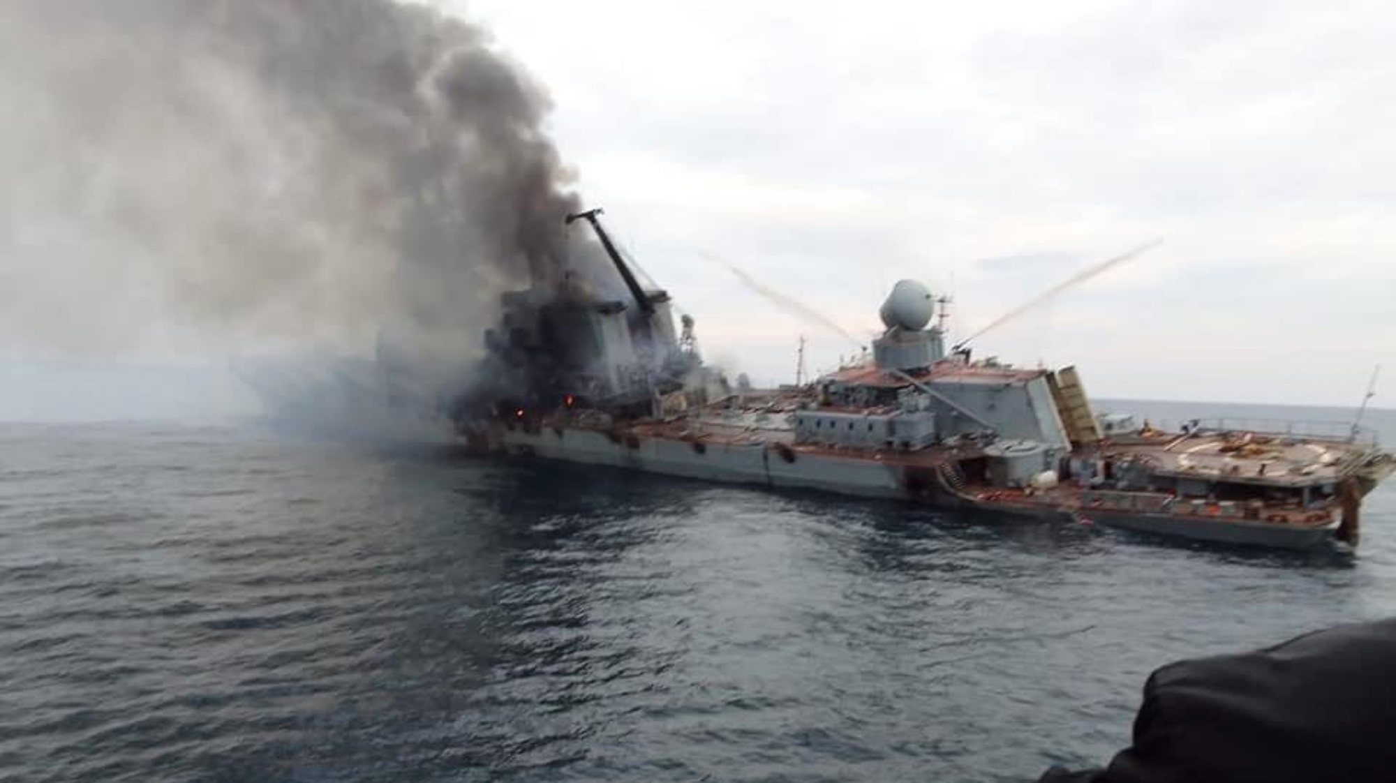 Imagens mostram a embarcação depois de ter sido atingido pelos militares ucranianos, versão que a Rússia nega