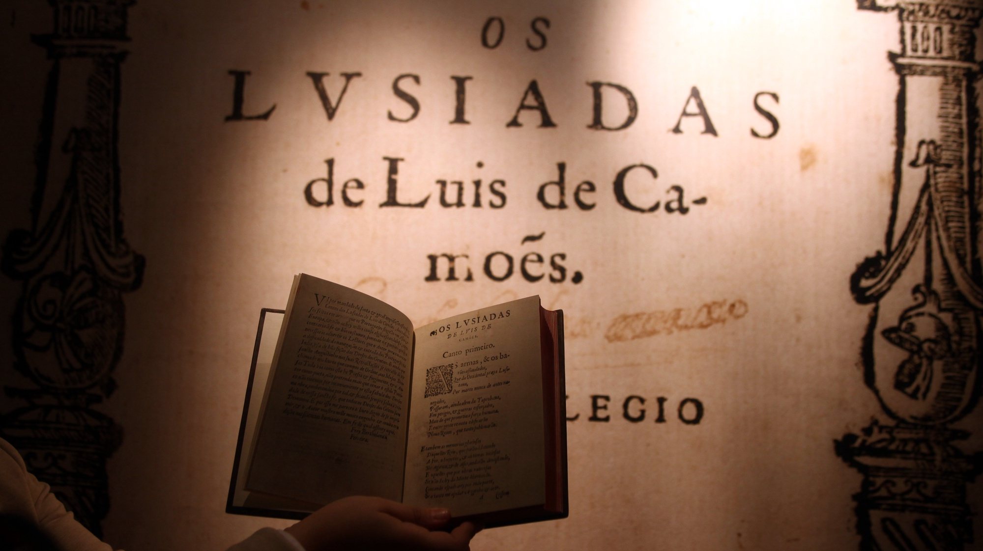 A edição facsimilada de Os Lusíada (1ªEdição) foi hoje apresentada no Museu de Artes Decorativas Portuguesas da Fundação Ricardo do Espírito Santo Silva, Lisboa, 24 de março de 2010.  ANTONIO COTRIM/LUSA